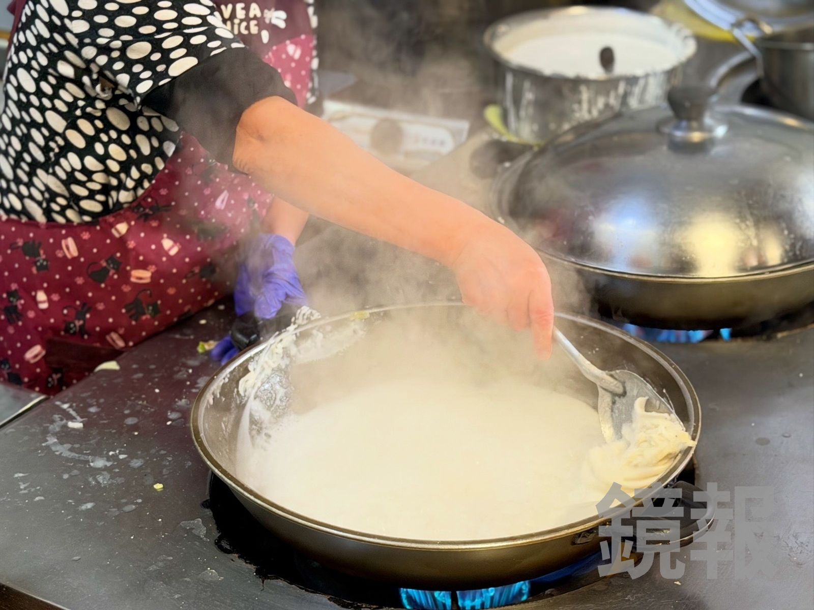 米漿熟透後,再刮進湯汁裡滾煮一下即完成。