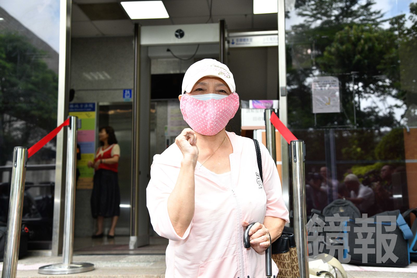 陳母7月間代女兒出席調解。