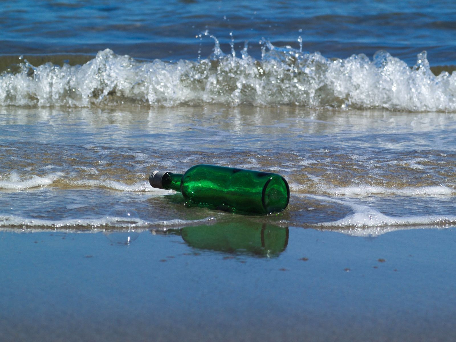 動人的愛情！波蘭男童海灘撿到「漂流瓶」　竟藏66年前手寫情書