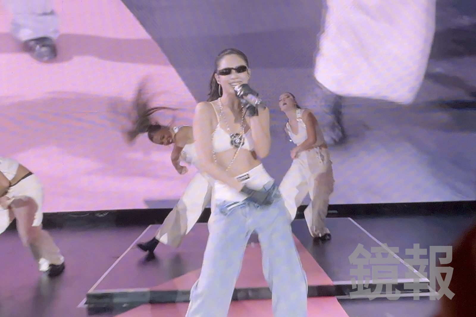 Jennie感受到歌迷的熱情,嗨到脫下外套只剩bra。讀者提供