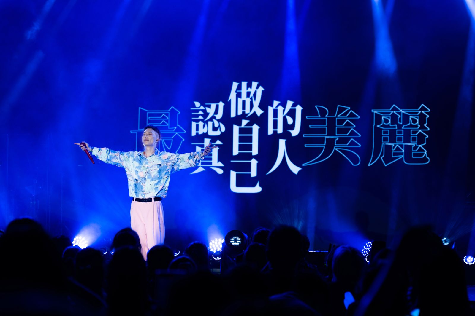 解鎖多年祈福金豬!蕭秉治香港首開個唱苦練粵語拼音 神秘嘉賓現身送大禮
