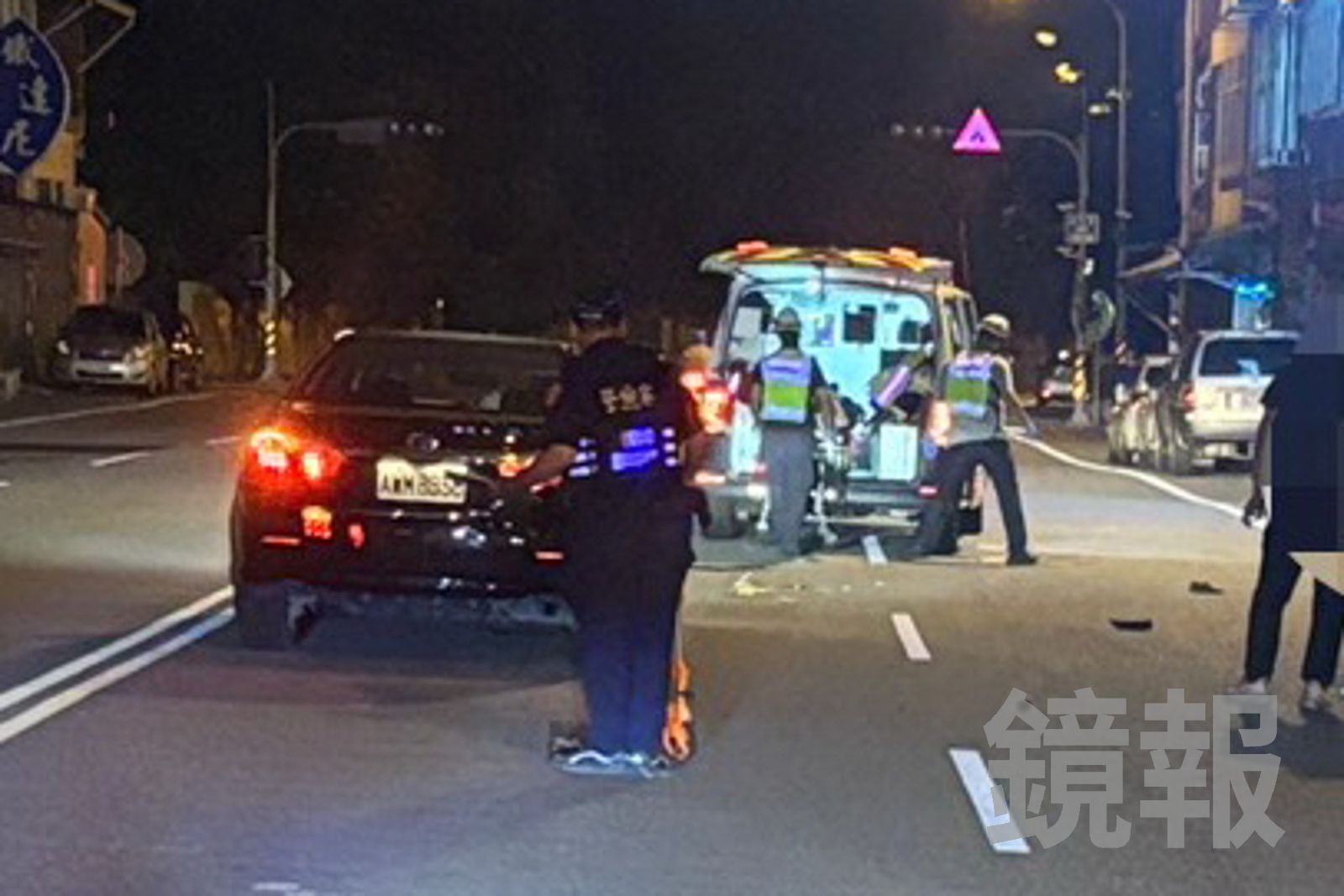 救護人員將婦人送醫急救。民眾提供