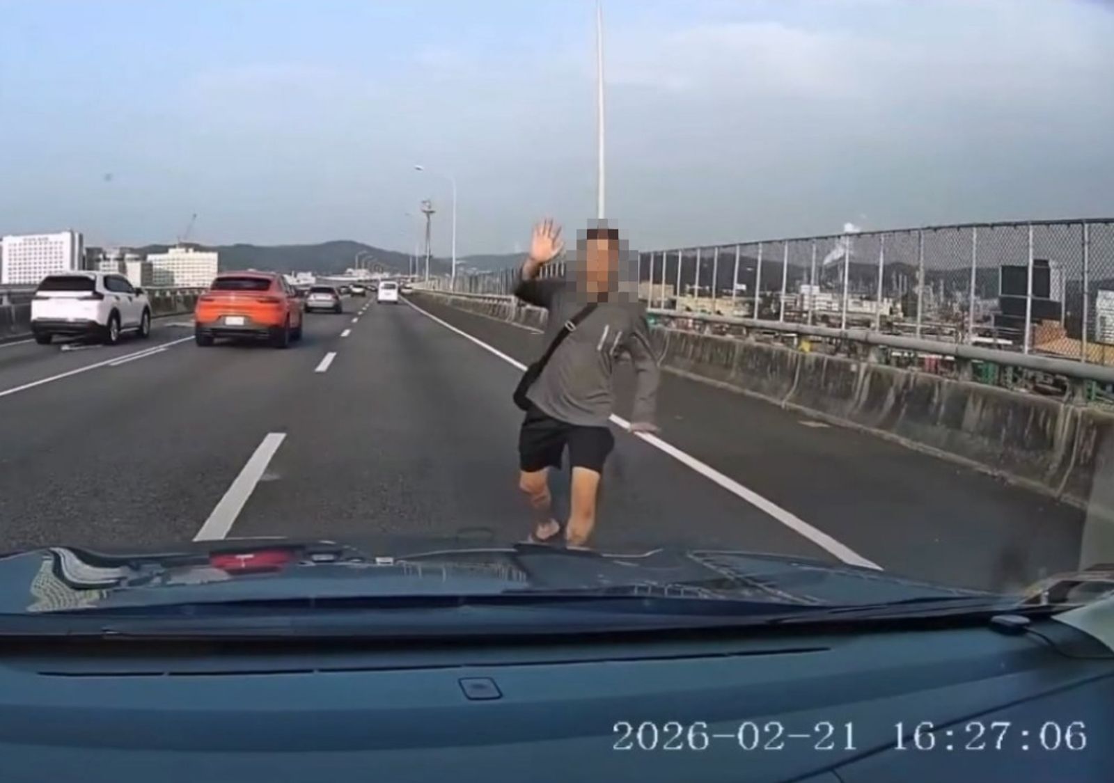 搭車去醫院途中出事!他上五楊高架後「突跳車→墜橋身亡」生前恍惚畫面曝光