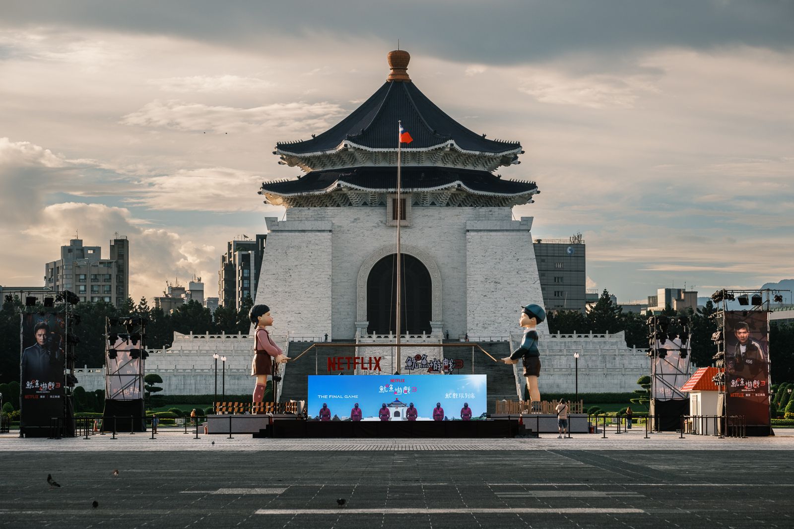 《魷魚遊戲》「THE FINAL GAME 魷戲玩到底」巨型英熙、哲秀現身中正紀念堂。Netflix提供