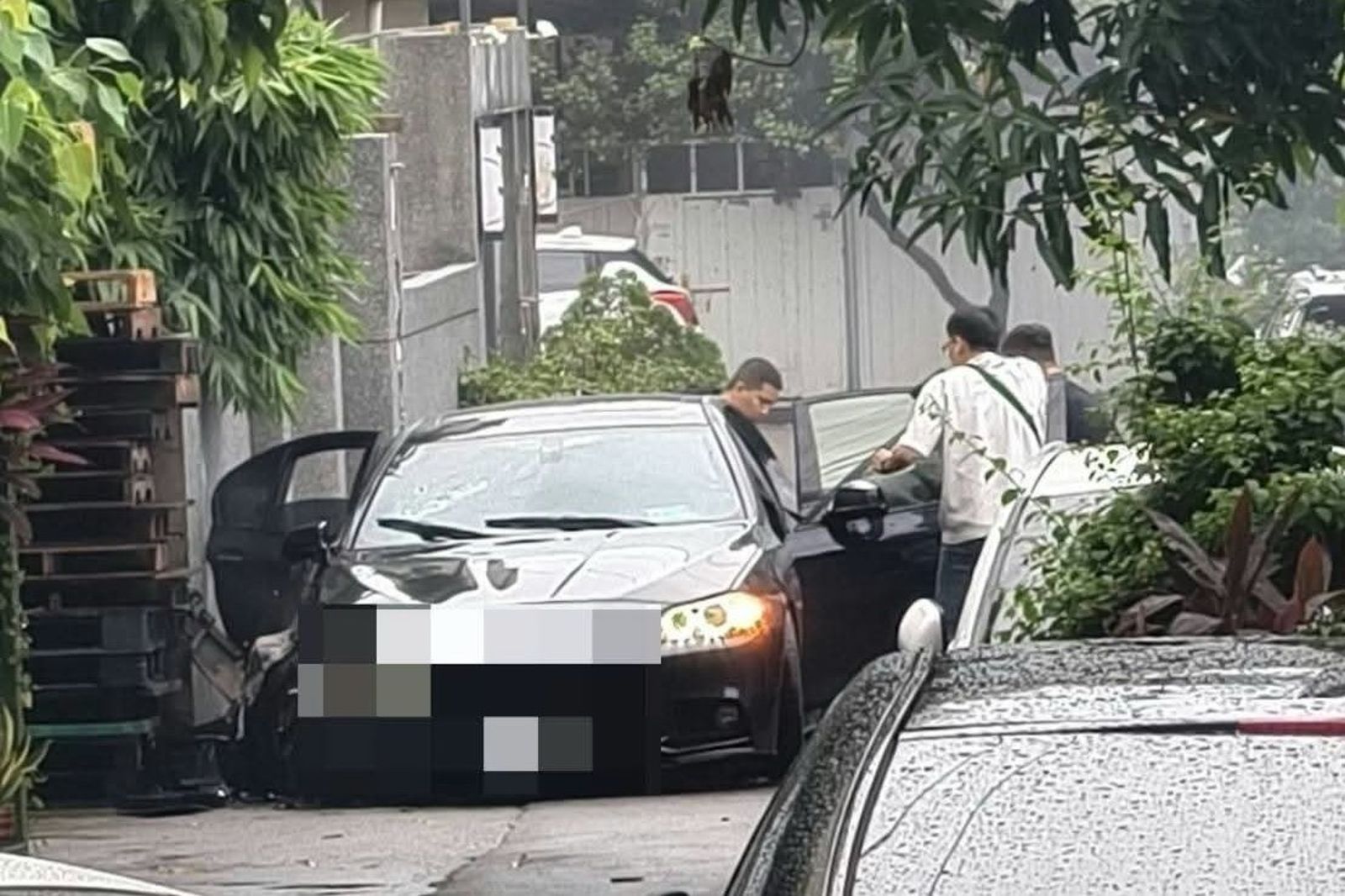 台中街頭又見驚悚大圍捕!毒販拒捕開車猛撞 第六分局轟16槍...他屁股中彈送醫