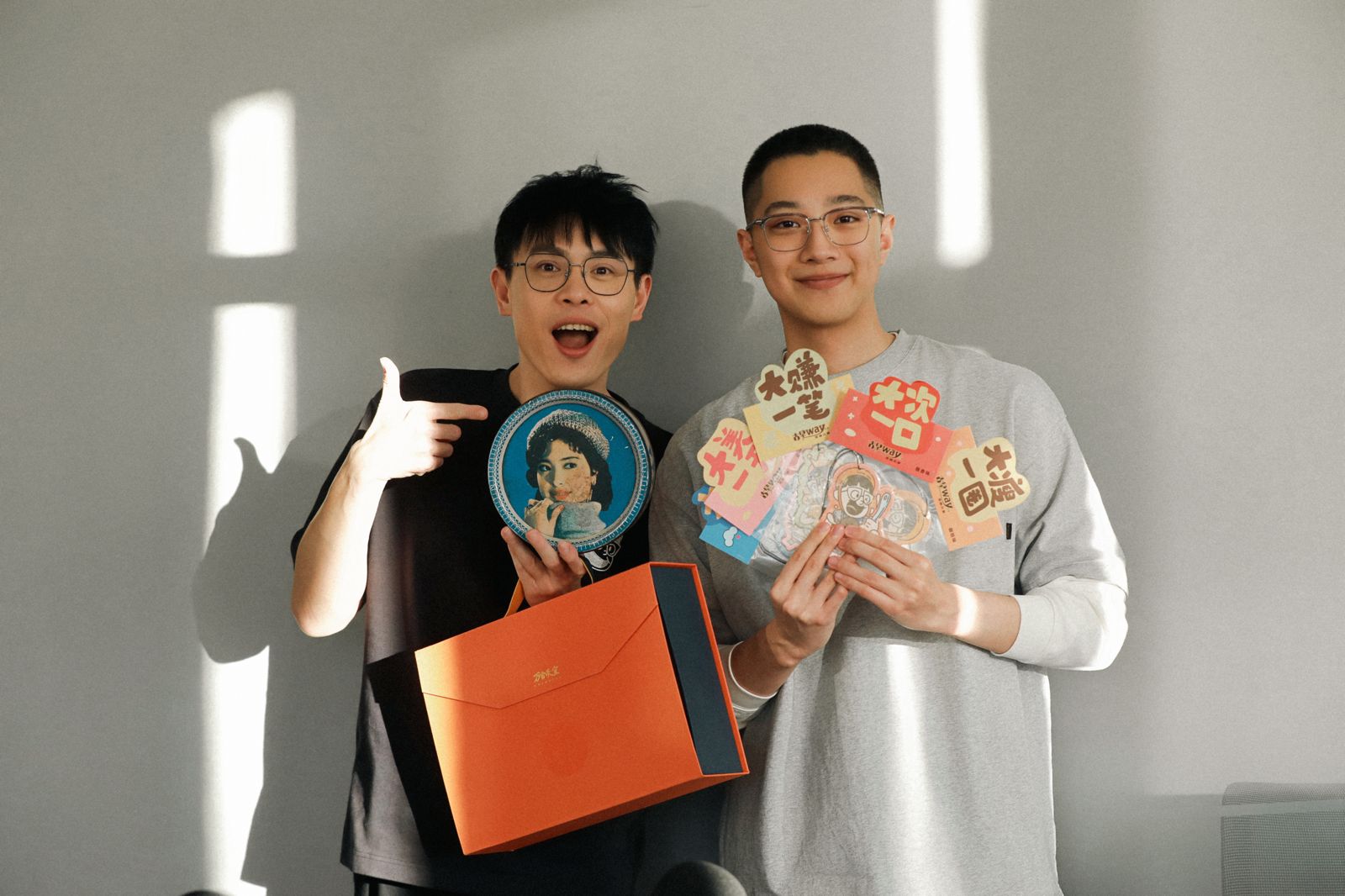 賴冠霖（右）在Podcast節目採訪美食網紅。翻攝小宇宙