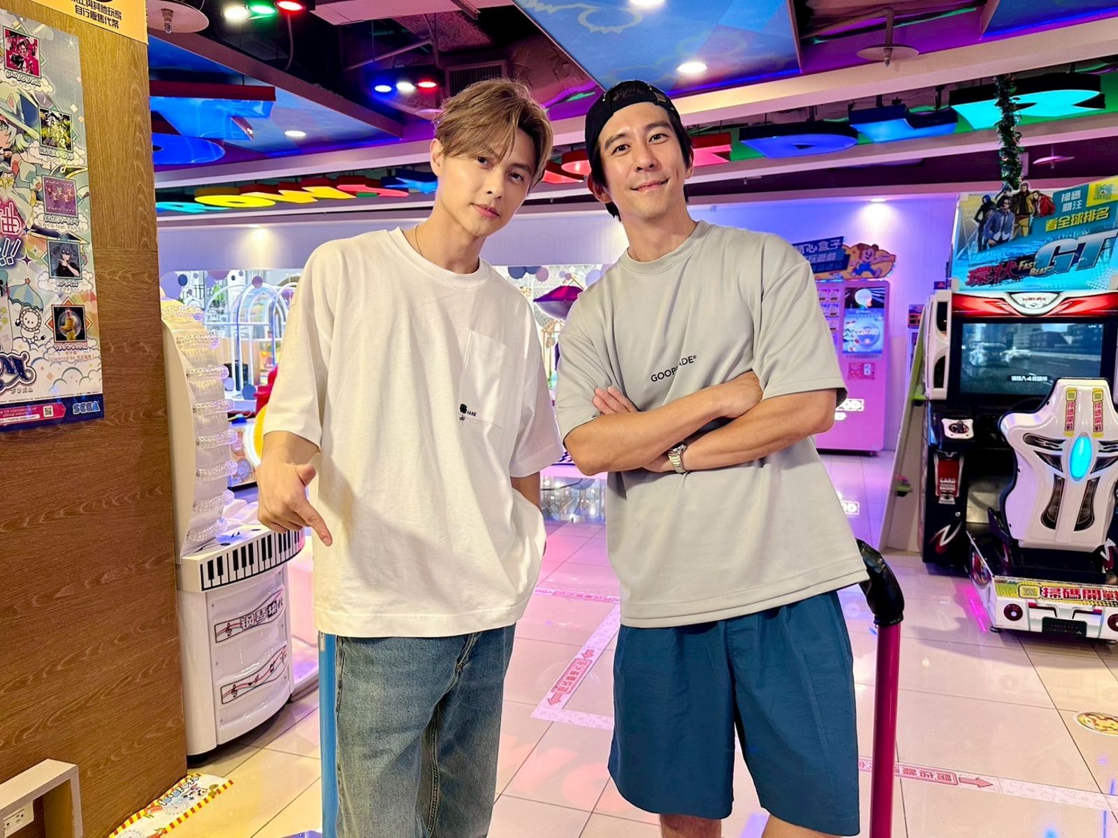 修杰楷（右）邀王子（左）上《修TIME》玩遊戲。《修TIME》提供