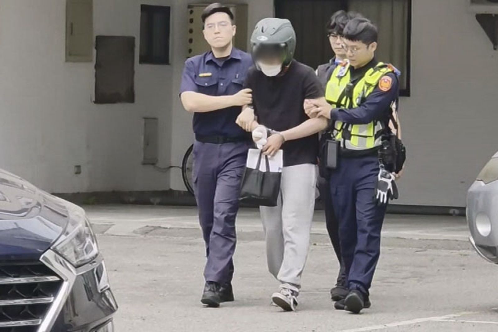 陽光女孩慘死前男友刀下 牧師父哀慟相驗鞠躬不語 凶嫌上銬腳鐐移送地檢