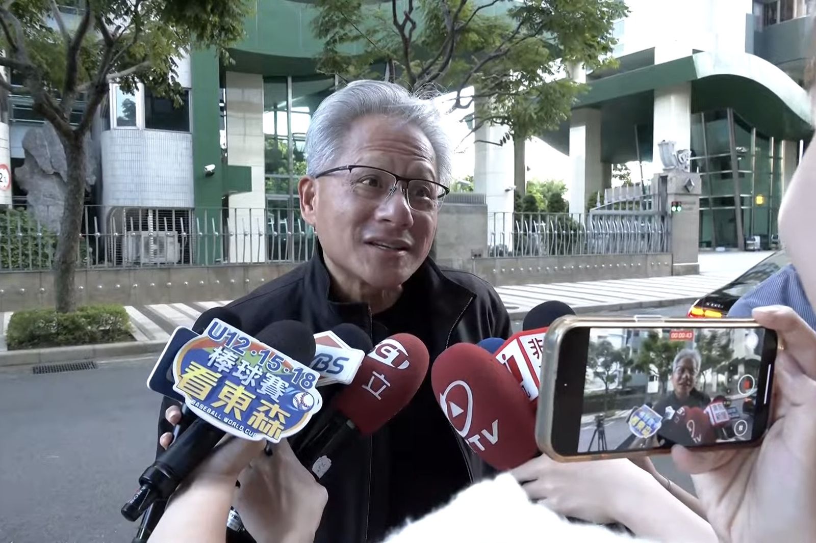 剛與張忠謀品酒　黃仁勳現身三六食府會面台積電高層