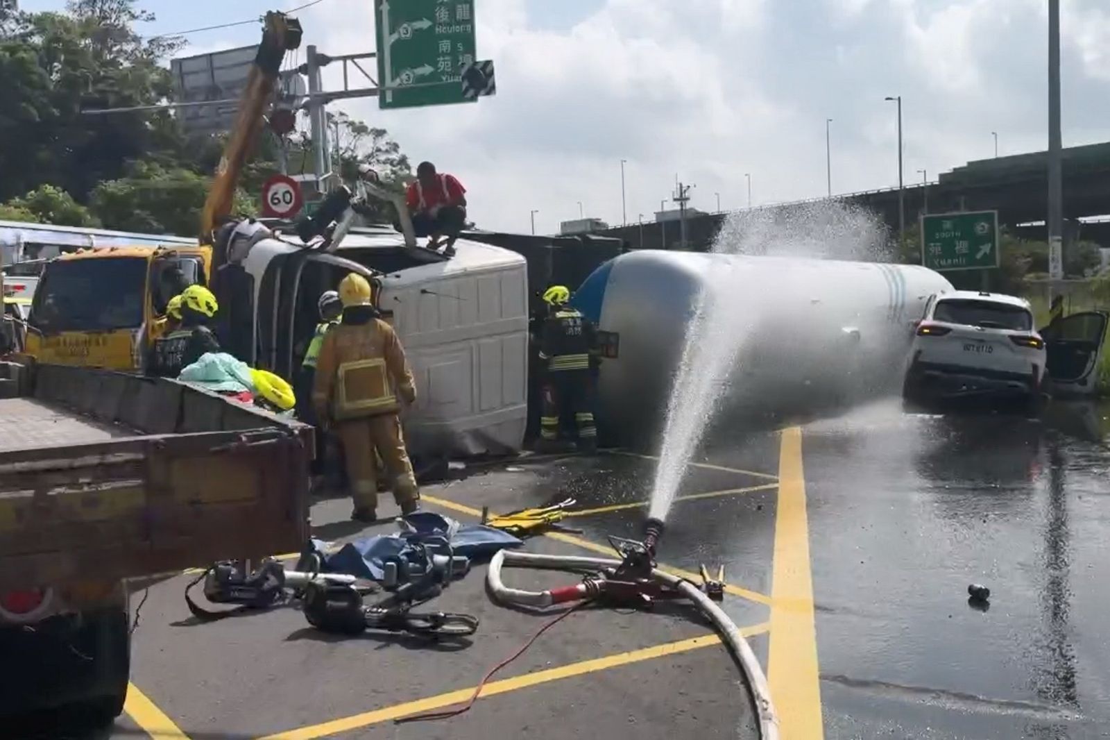 驚悚瞬曝!瓦斯槽車下國3翻覆衝破分隔島 「泰山壓頂」砸中對向車...她嚇傻:早餐還在車上