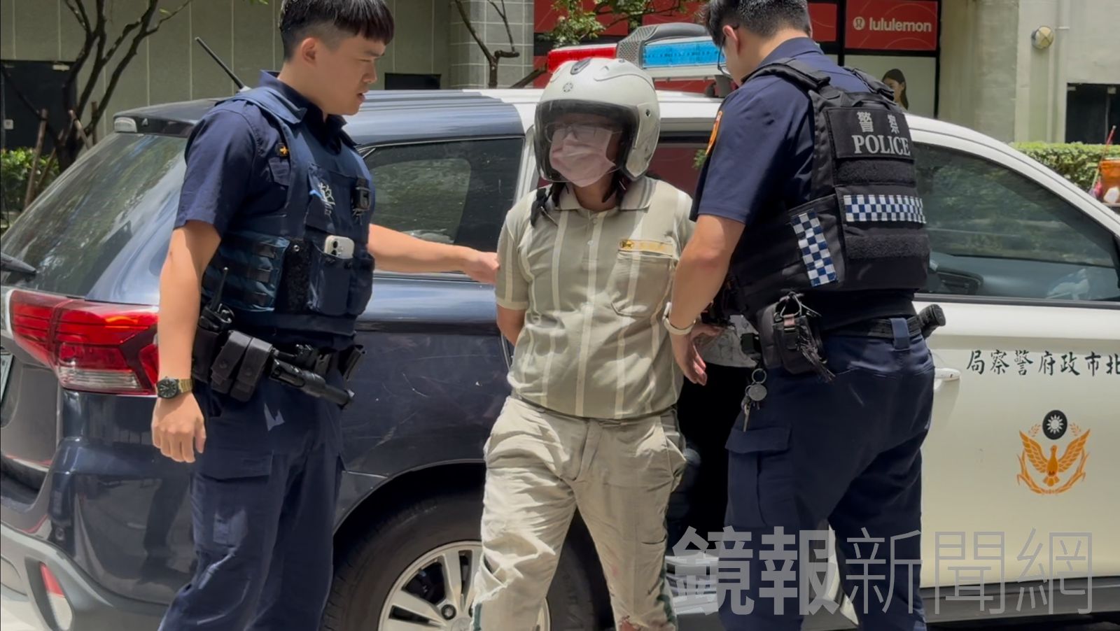2警方到場將徐女逮捕。翻攝畫面