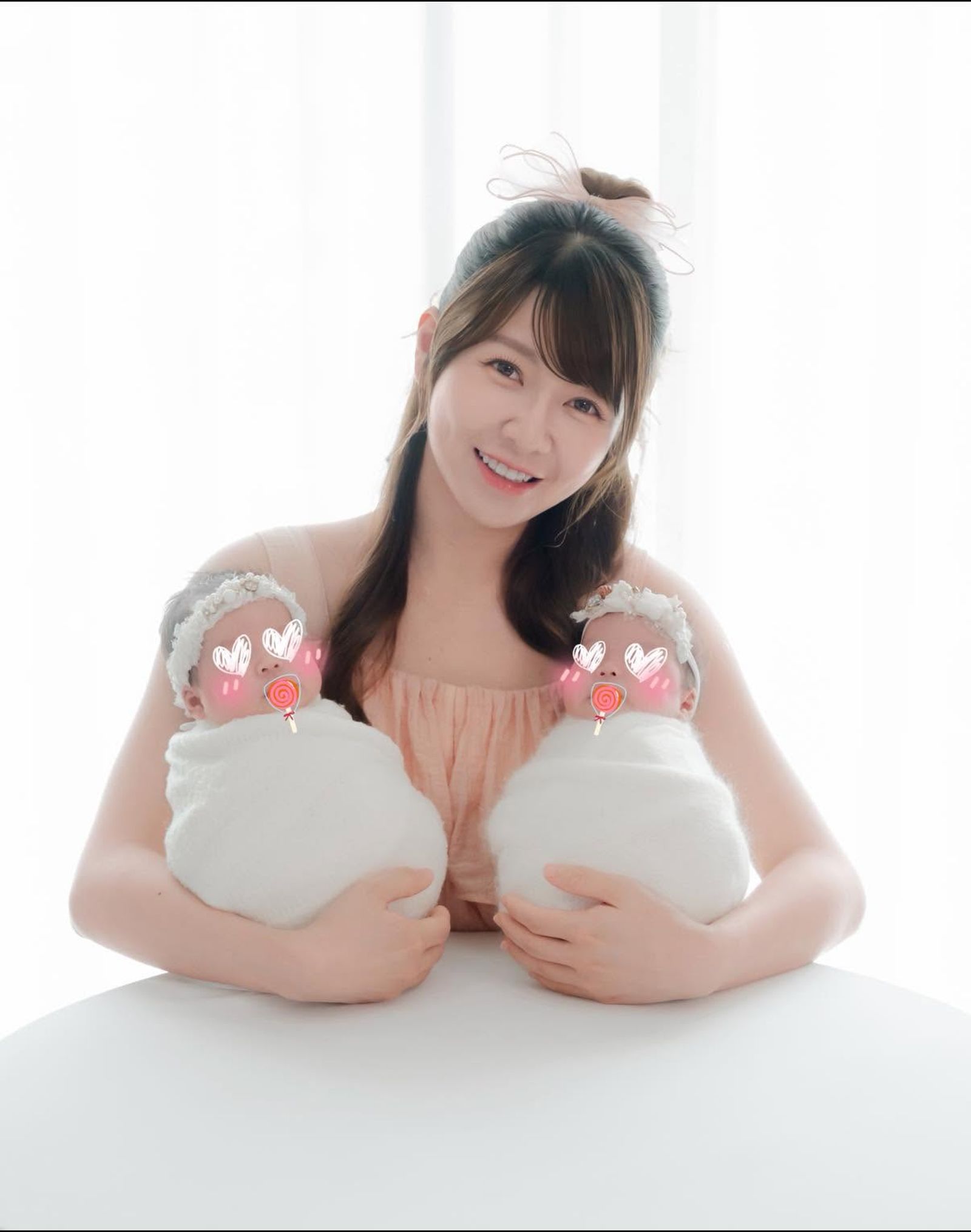 謝京穎分享與雙胞胎女兒拍寫真。翻攝謝京穎 Orange臉書