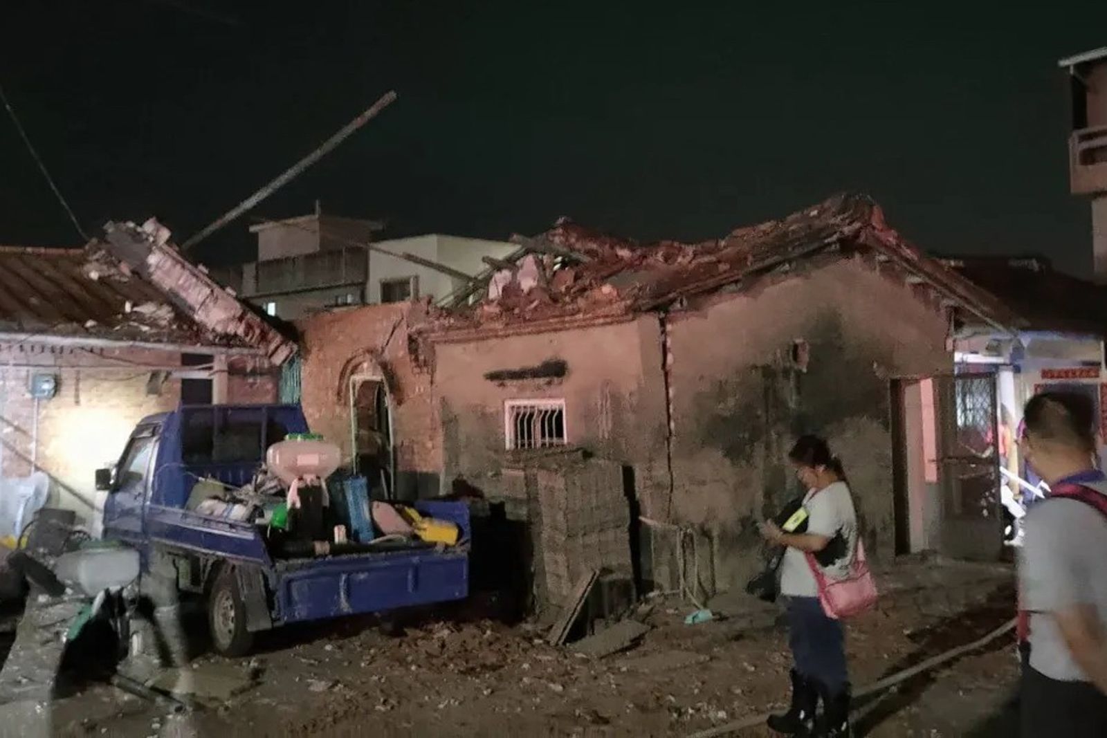 老舊民宅深夜疑似發生氣爆,屋瓦雜物碎片散落一地,現場滿地瘡痍。圖/民眾提供