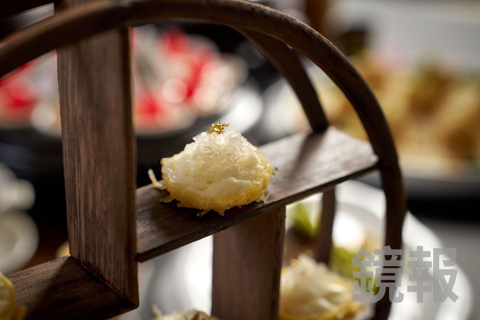 「雪白官燕」底部為吻仔魚製成的塔殼，餡料是用官燕與蛋白混合而成。（台北福華大飯店供圖）