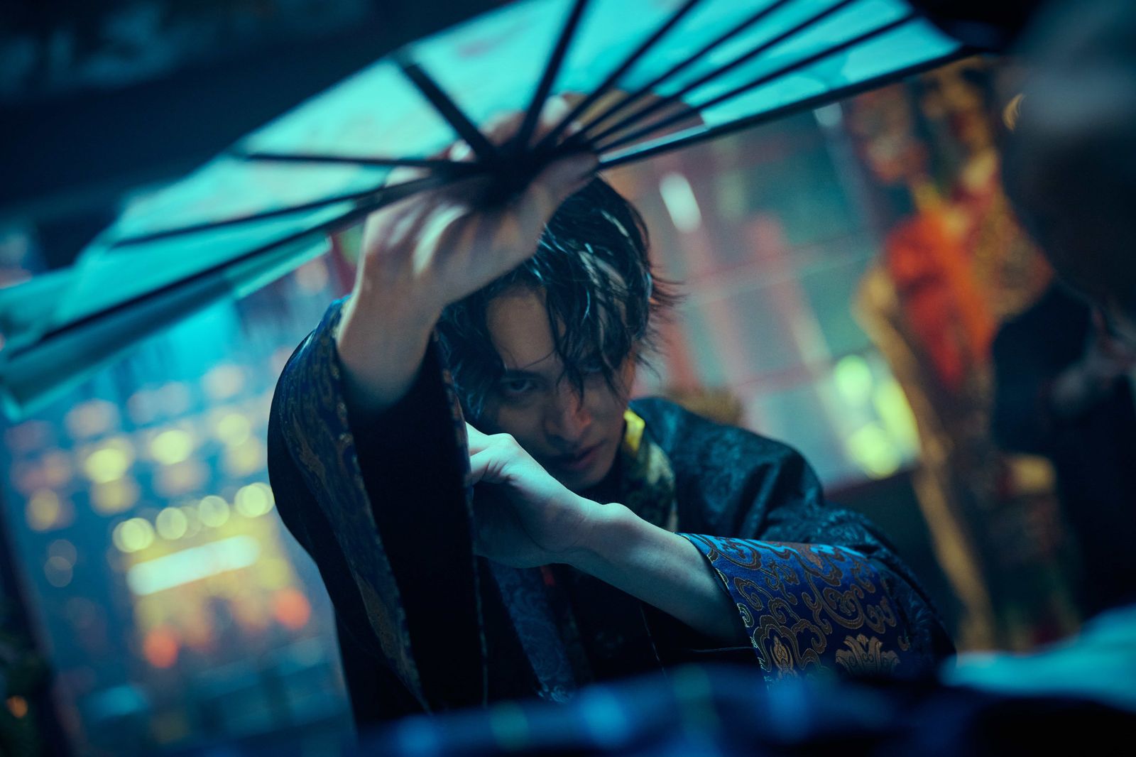 曹佑寧扮女乩身「何仙姑」美翻！白髮邪氣眼神曝光　天心驚呼：人比鬼可怕