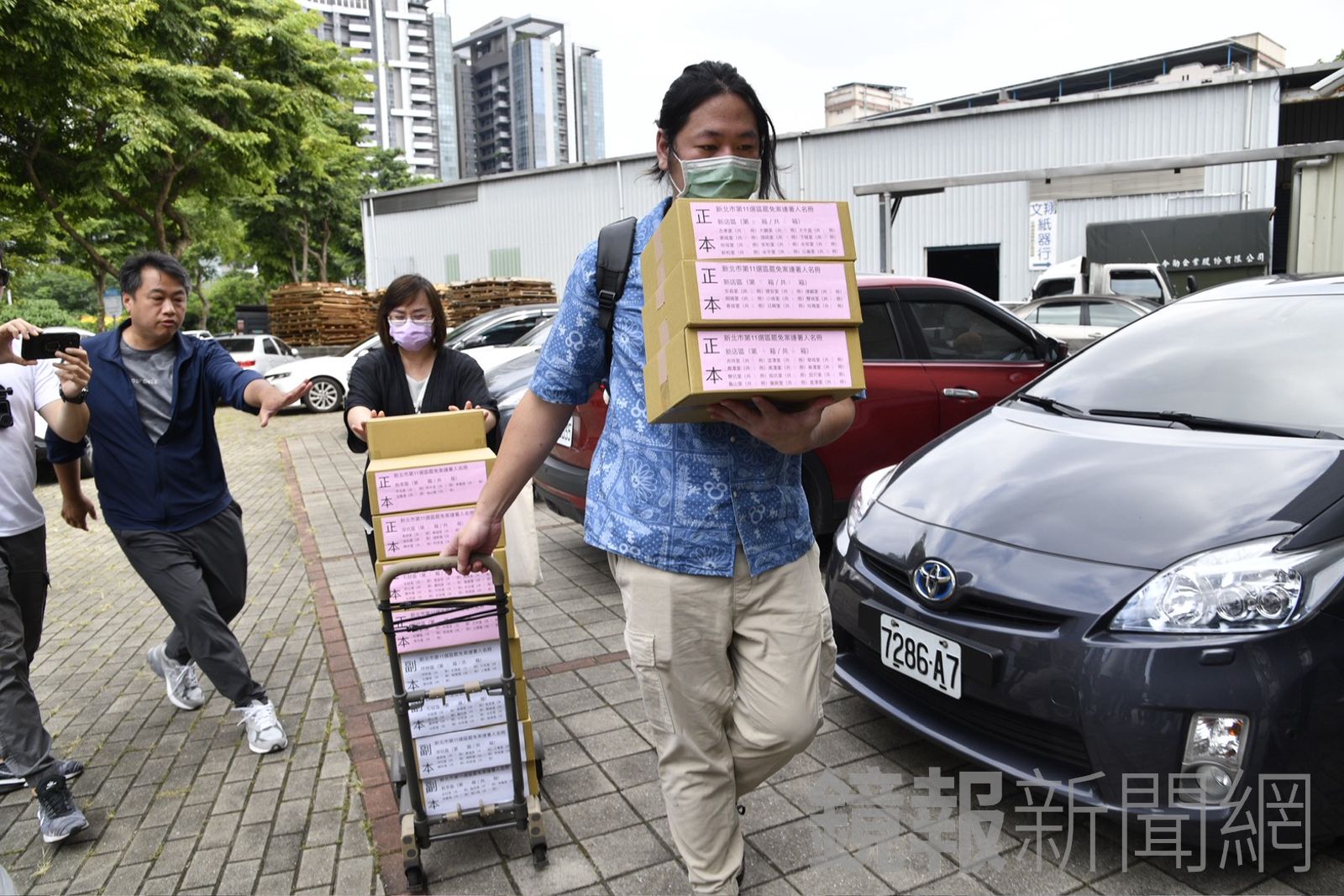 罷團「拔羅波」領銜人吳柏瑋（左2）日前傳遭黑道威脅，今（25日）仍現身至新北市選委會補件。（圖／李智為攝）