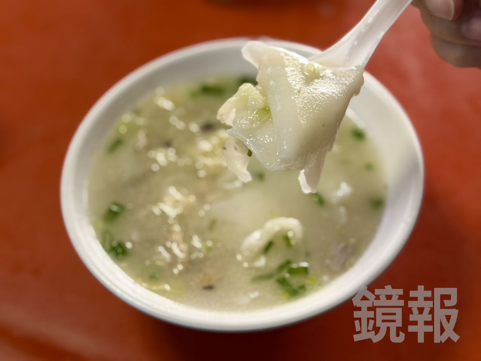 「鼎邊糊」是從福州傳過來的小吃,以在來米漿做成的米食料理。(70元/碗)