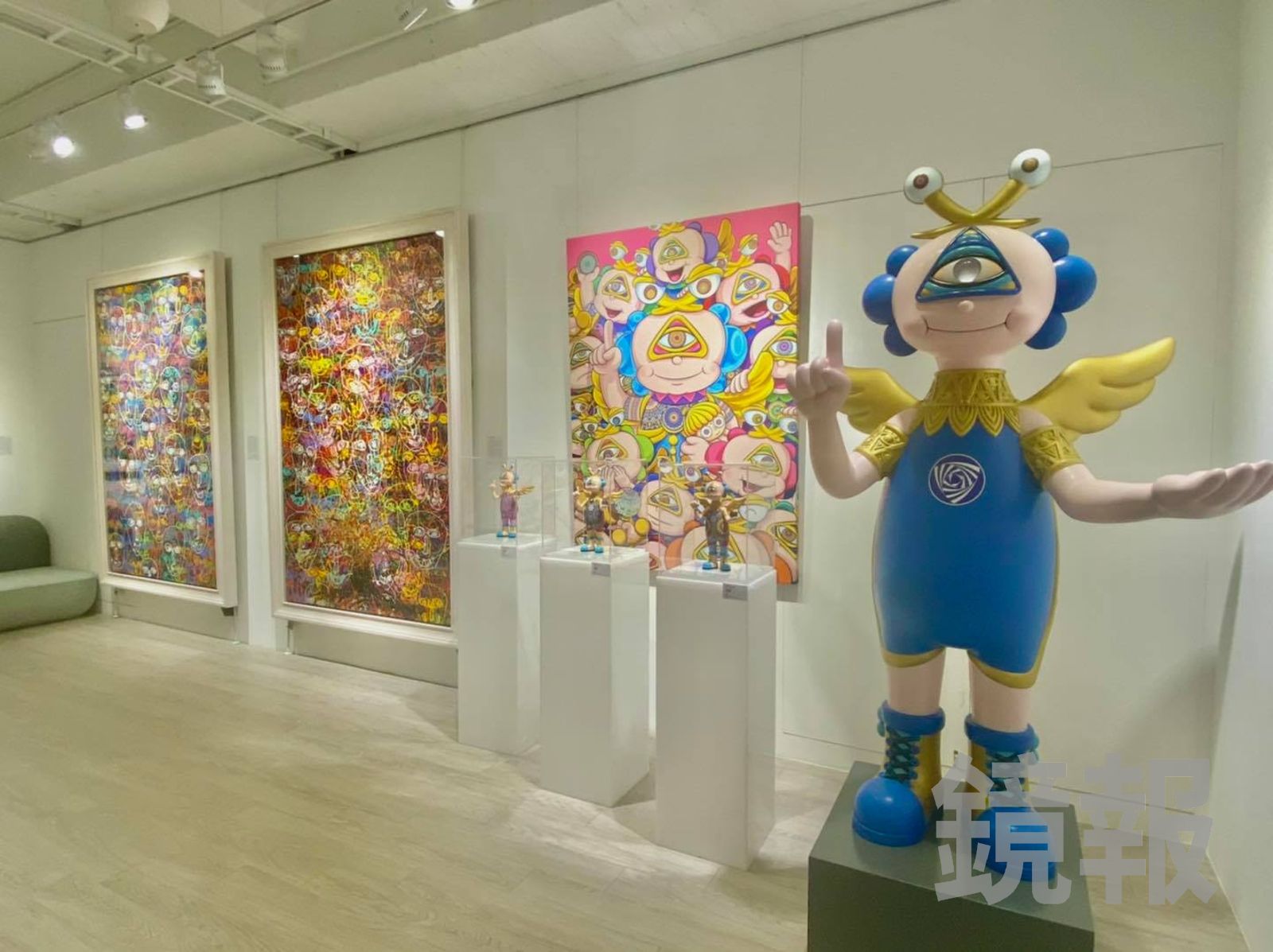 陳金龍多次以彌勒皇佛名稱開個人畫展,販售高價畫作、公仔。翻攝彌勒國新聞
