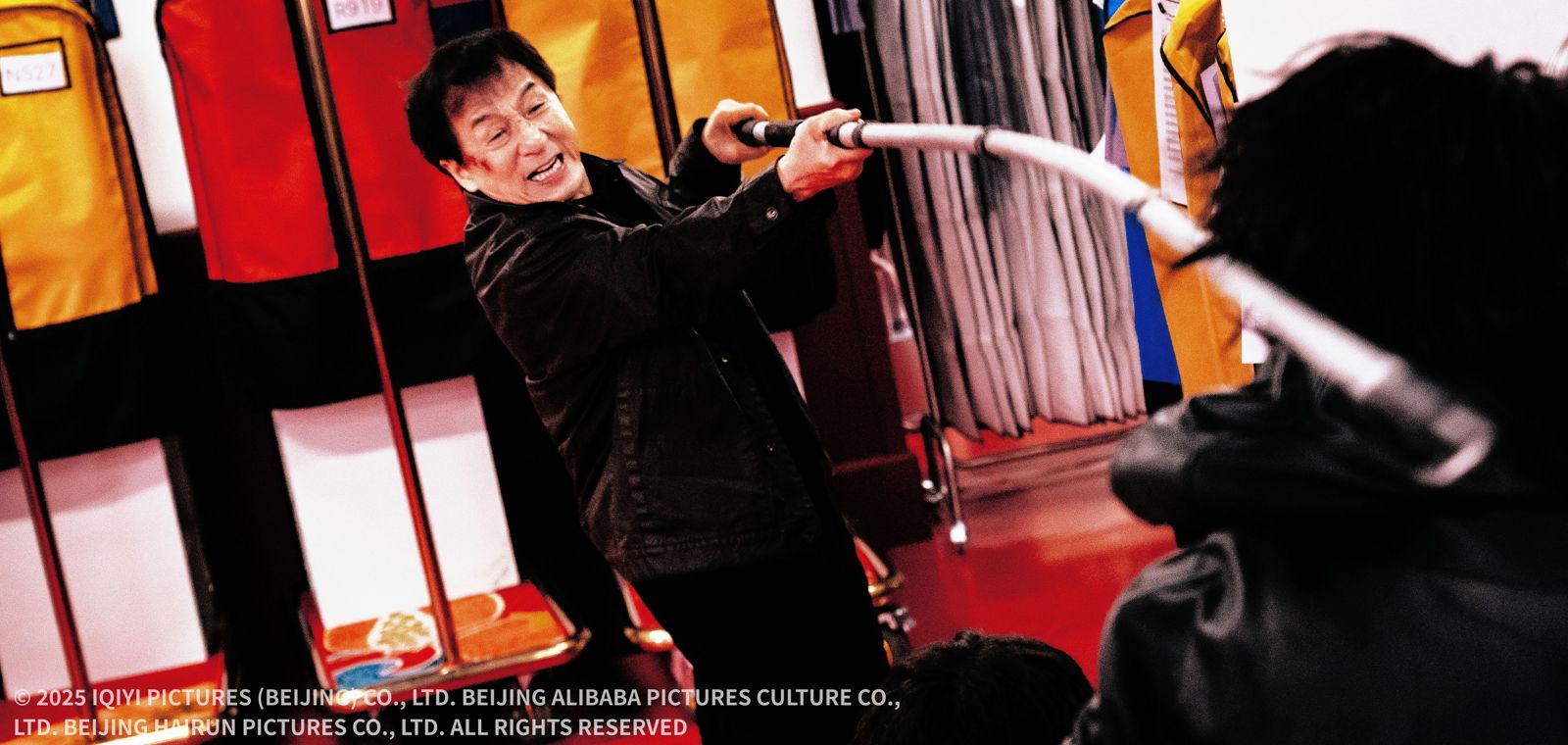 成龍、梁家輝「玩真的」！《捕風追影》跳樓、追逐全實拍　IMAX版看拳拳到肉