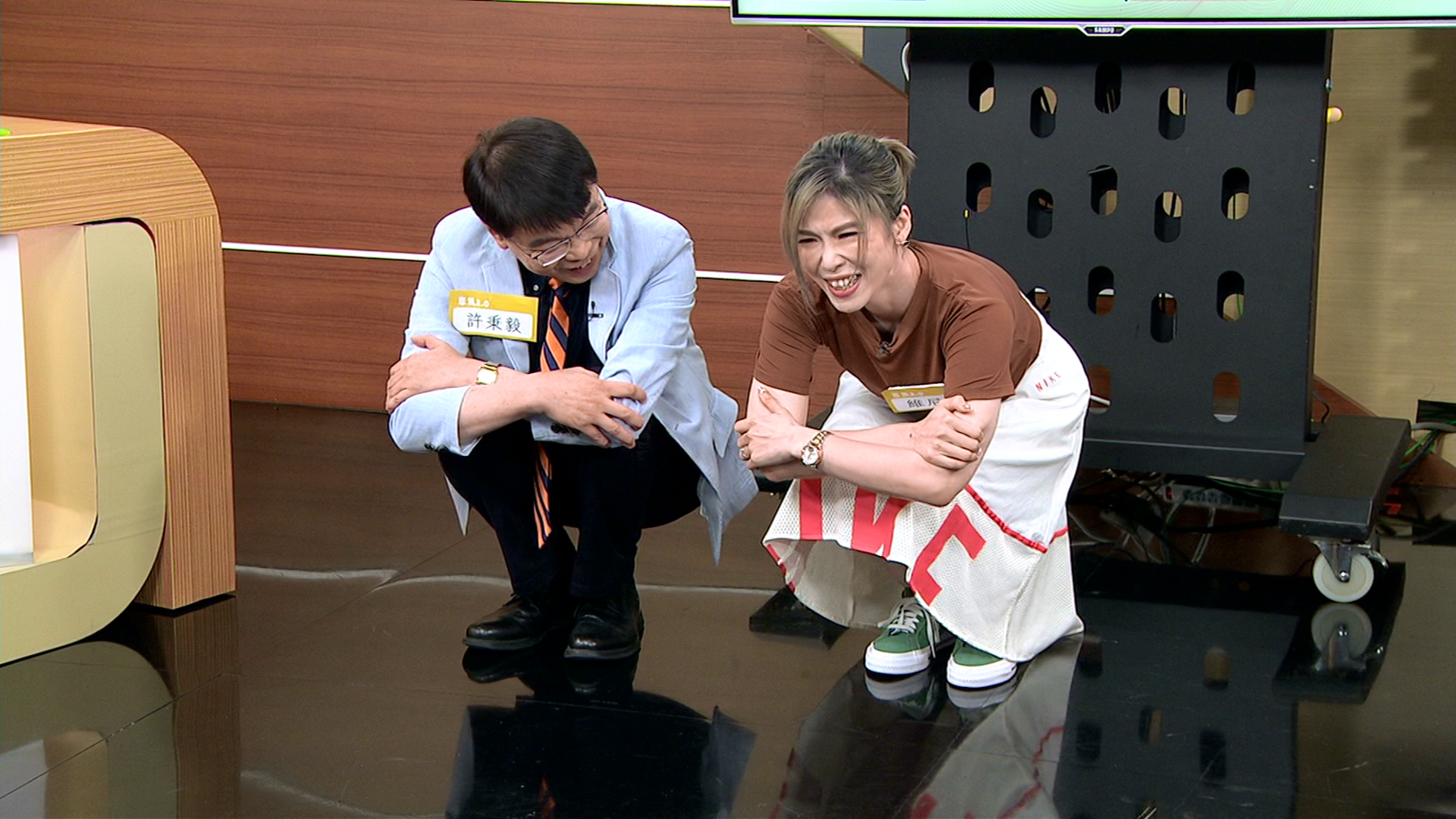 許秉毅醫師示範標準亞洲蹲，張維尼疑似腹部脂肪過多動作不標準。年代提供