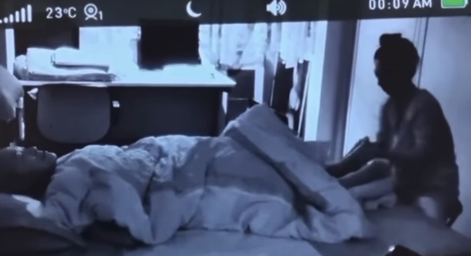 洪詩悉心替公公擦拭身體。翻攝李運泰threads