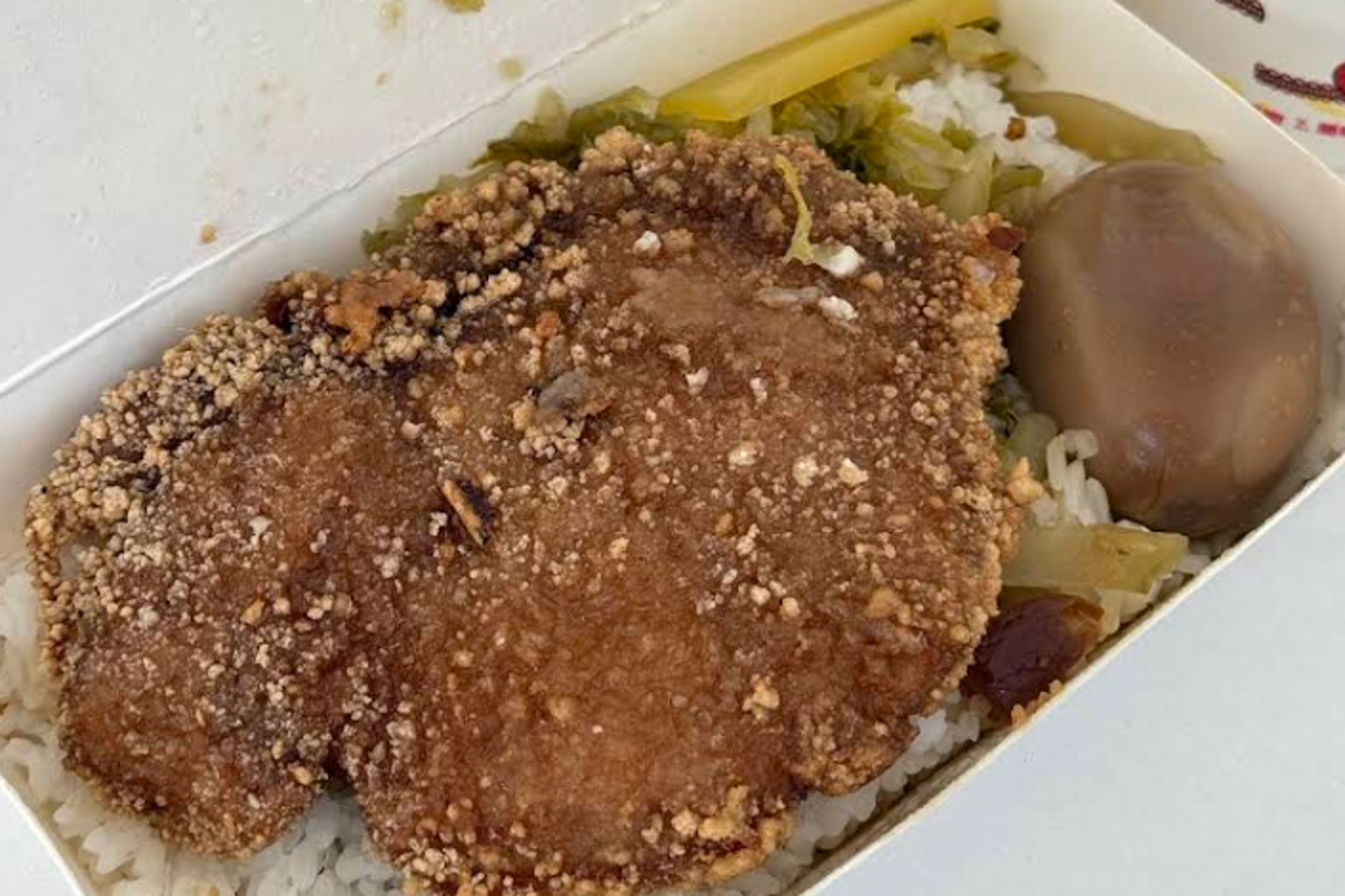 阿英排骨飯便當標配為白飯、排骨、酸菜、一顆蛋。圖/翻攝自Google map