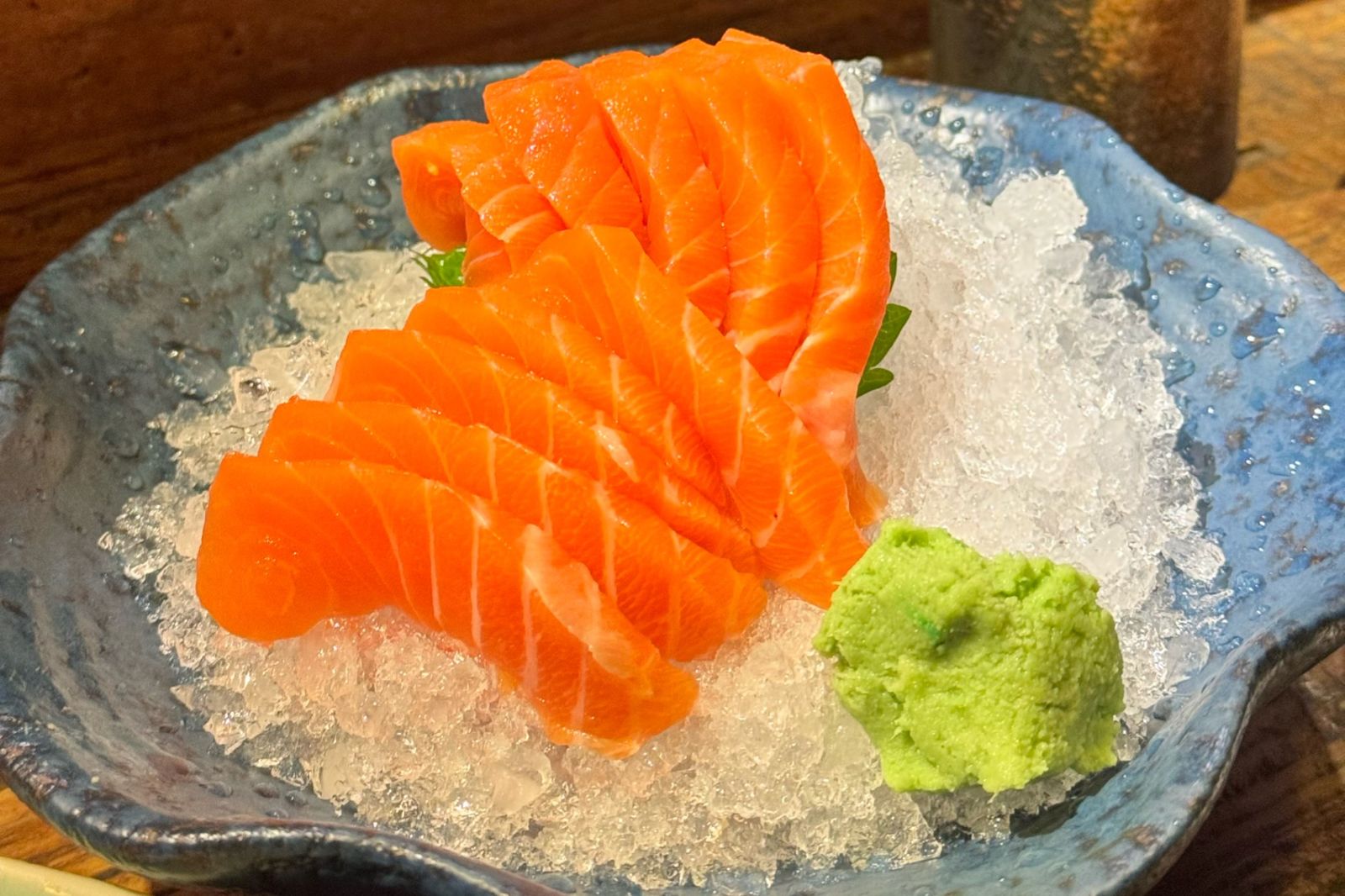 女子狂嗑百份餐點「吃飽再催吐」反覆迴圈　店家不解勸一句人跑了