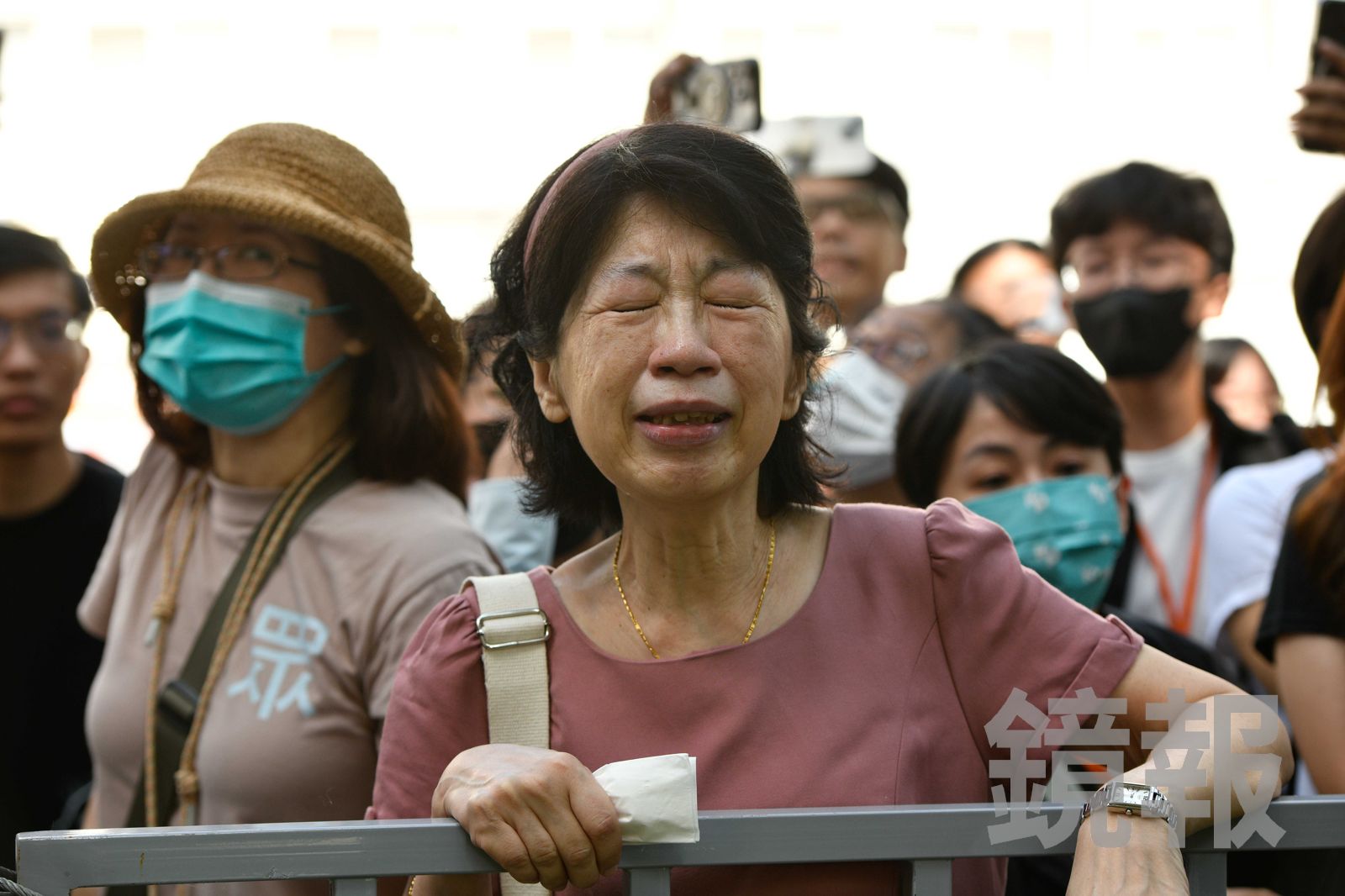 換陳佩琪發飆! 法庭外哭吼:怎麼會生在這種爛國家