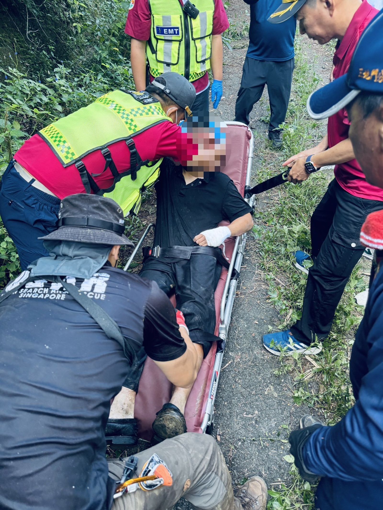 進口商副總失聯2天家屬「懸賞百萬」求援,今天上午在山區邊坡找到人,僅受輕傷。圖/讀者提供
