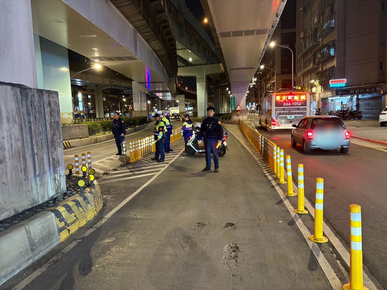 警方派員到場交通管制。翻攝畫面