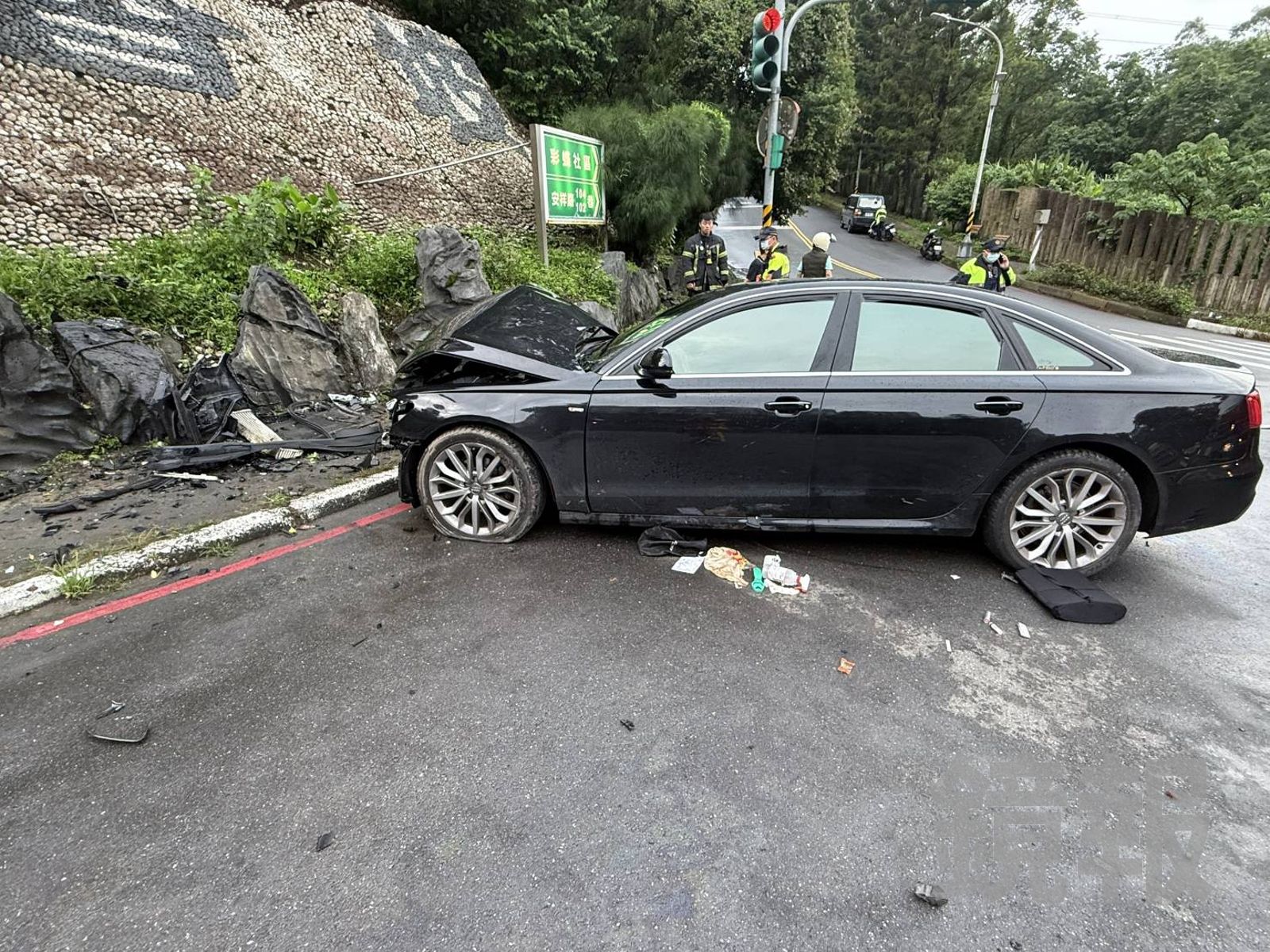 轎車自撞山壁,蔡女無生命跡象,送醫不治。翻攝畫面