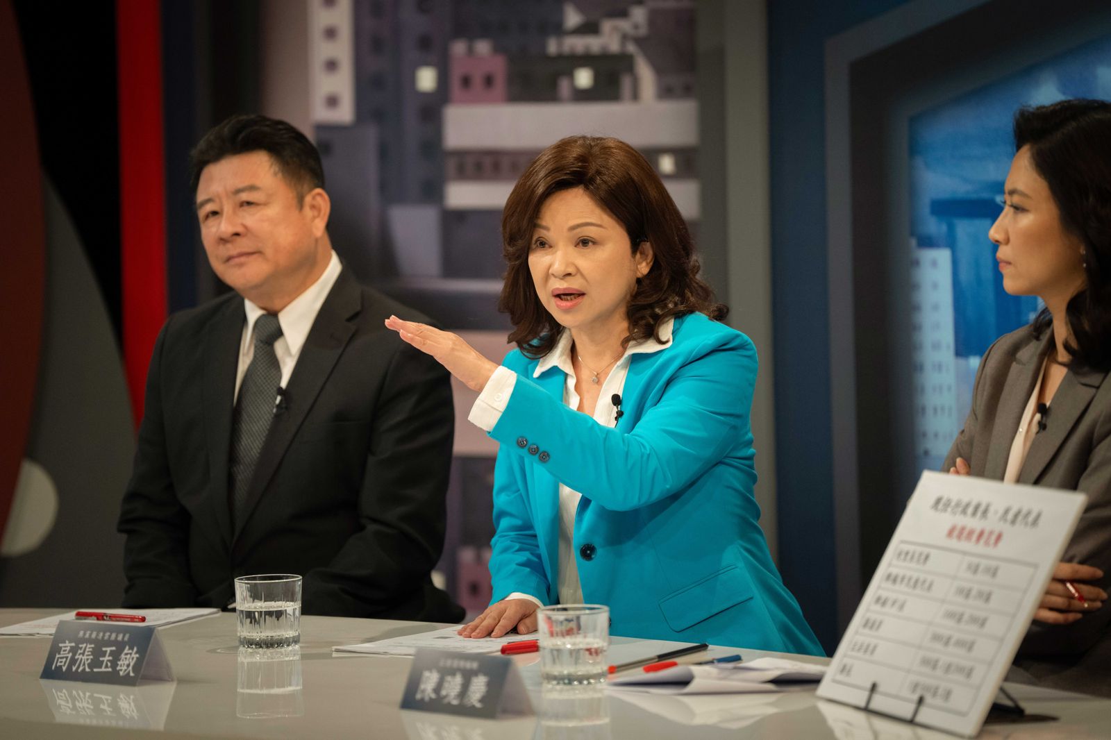 楊貴媚（中）飾演的高張玉敏為參選縣長上政論節目。CATCHPLAY+、公視、大慕可可提供