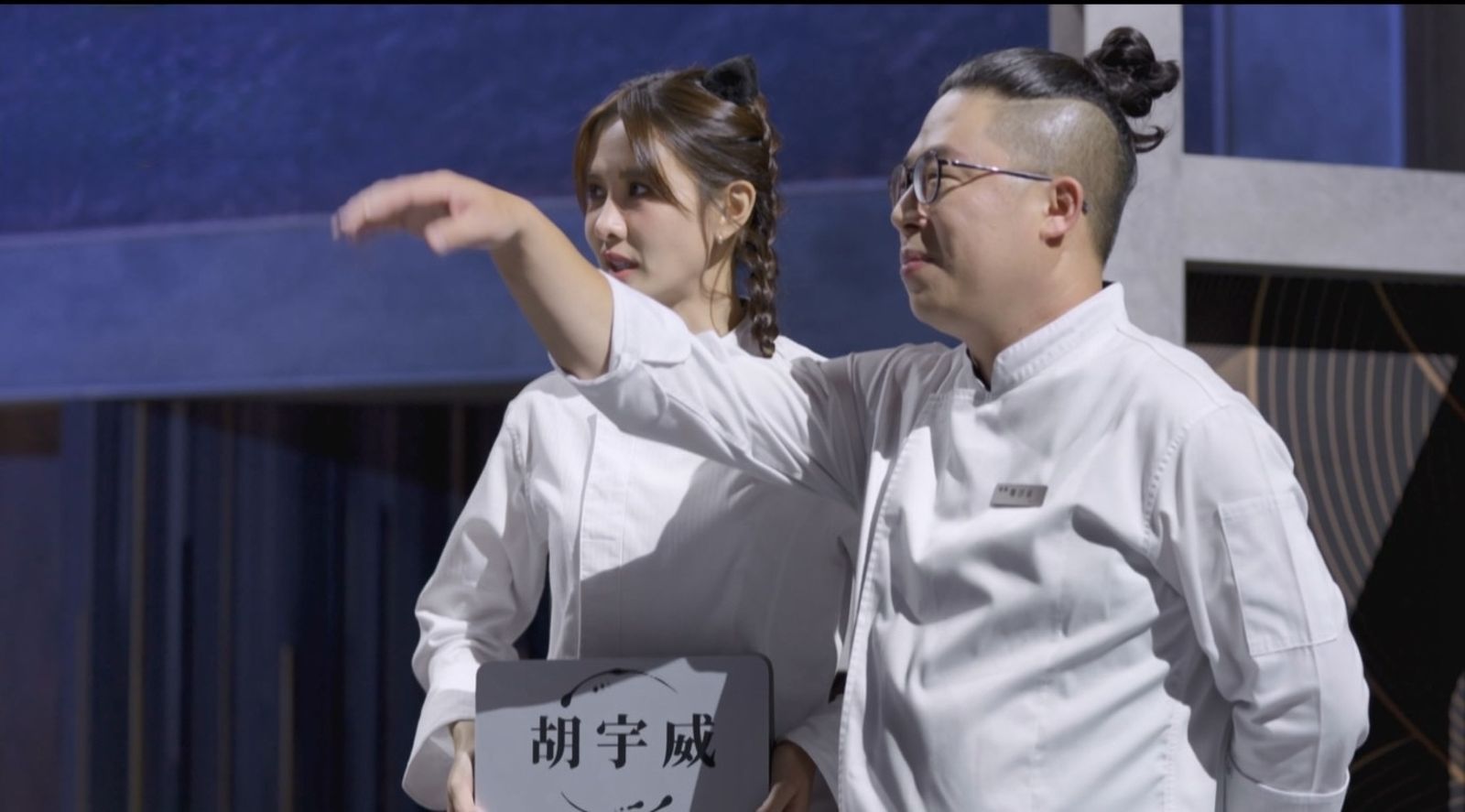安心亞(左)使出情勒招數拉攏胡宇威加入隊伍。華視提供