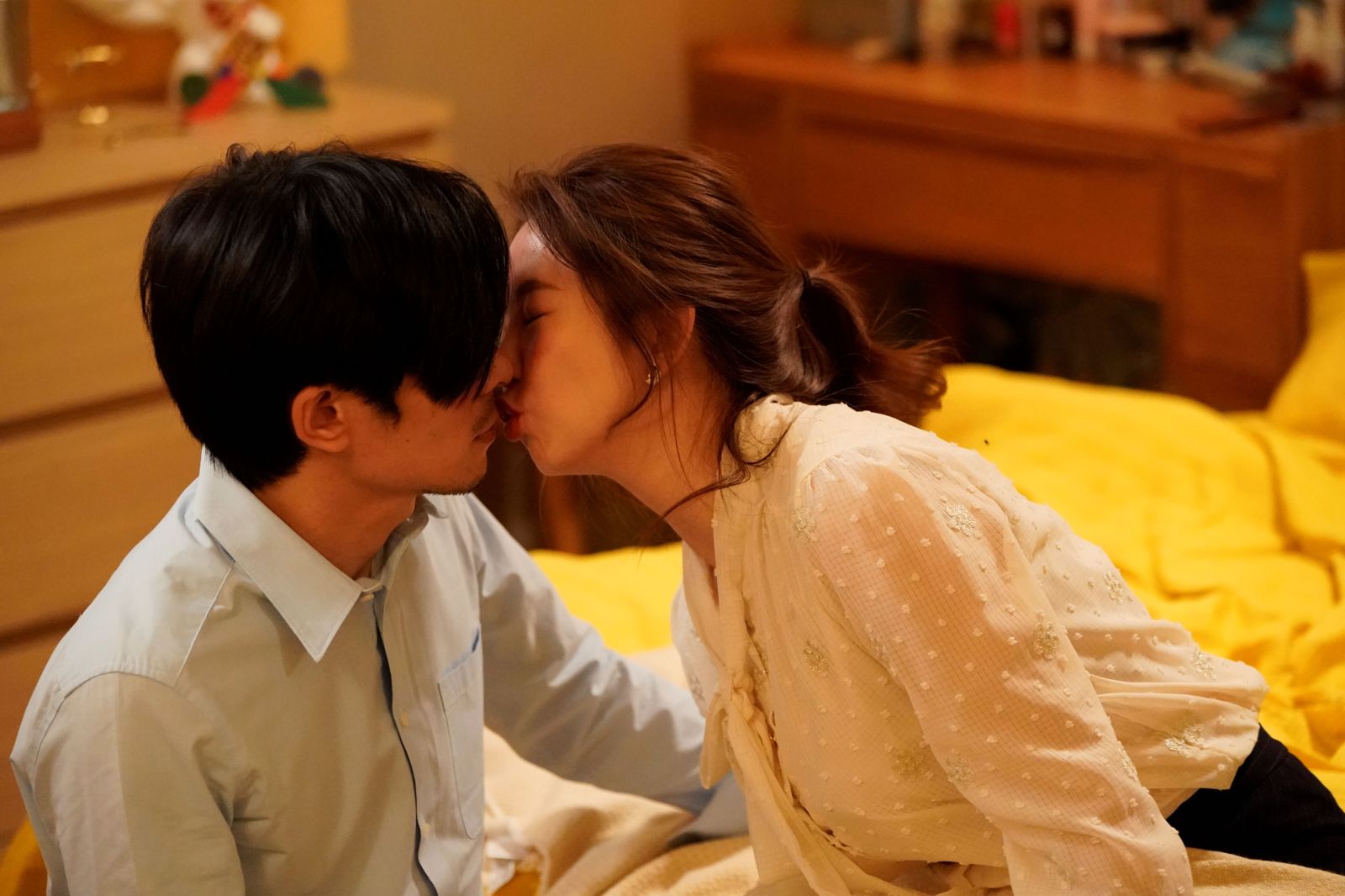 郭書瑤(右)發酒瘋「強吻」姚淳耀。彼此影業提供