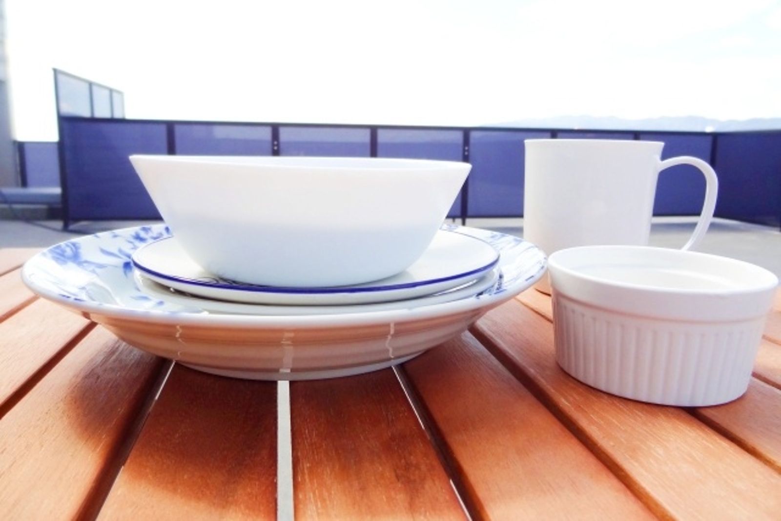 許多兒童餐具、學校或餐廳碗盤也含有美耐皿成分,若出現彎曲、變黑或斷裂情形,應立即停止使用。示意圖/photoac