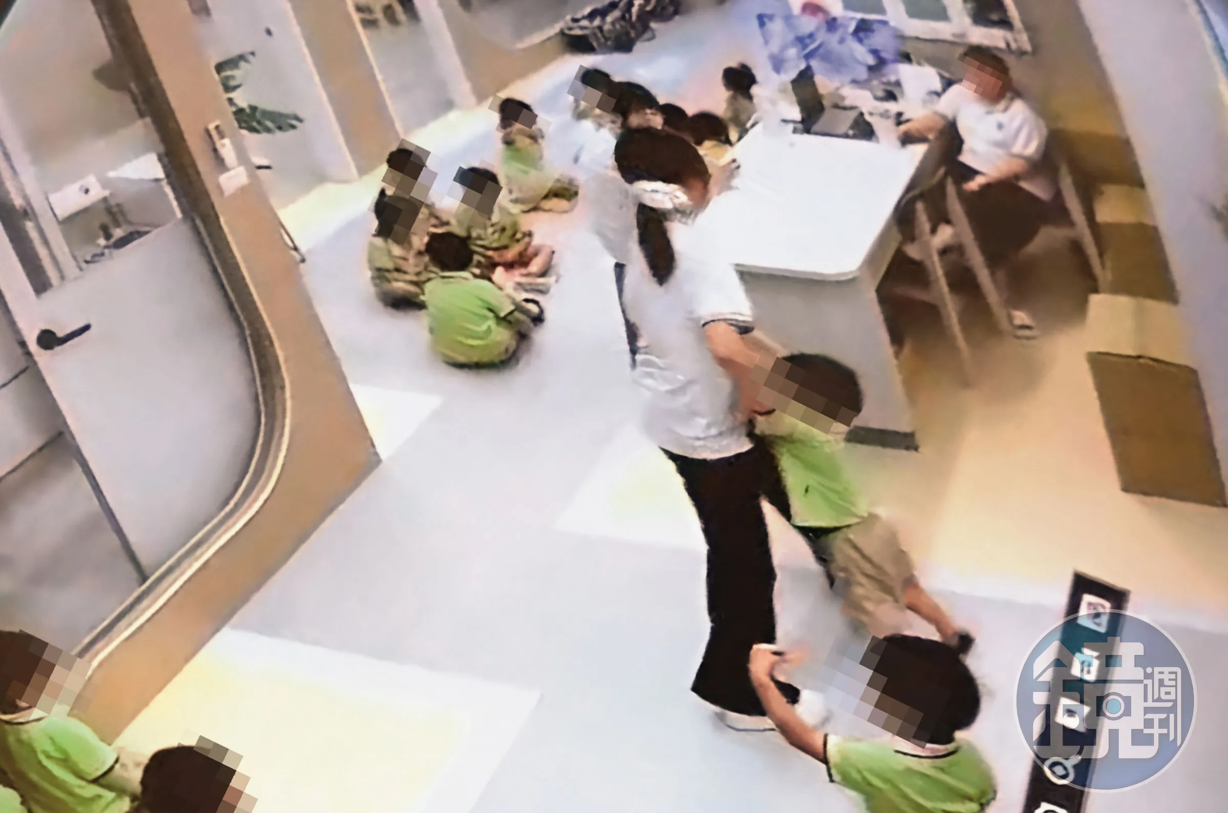 監視器拍下老師拖行幼童施虐的畫面。鏡週刊