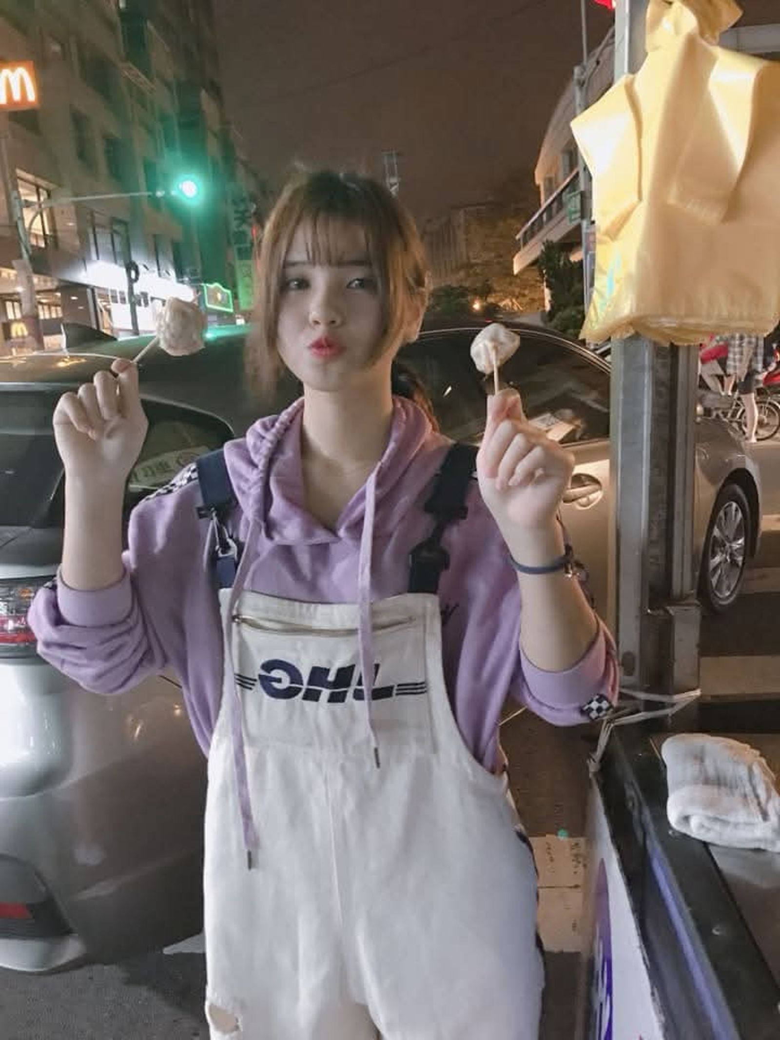 俐蓁念書時都會趁寒暑假幫忙爸媽賣福州包。翻攝竹南福州包臉書