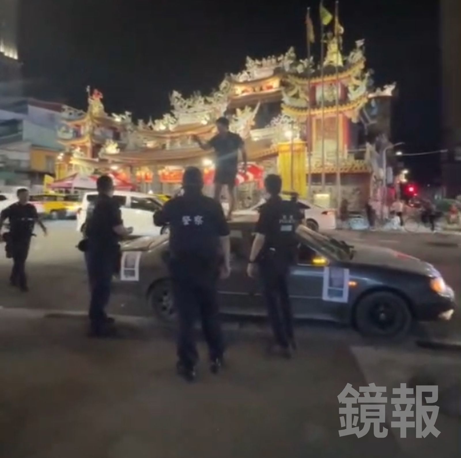有片／饒河街夜市怪男深夜違停車頂瘋狂跳　拒下車還揮拳嗆警遭壓制送醫