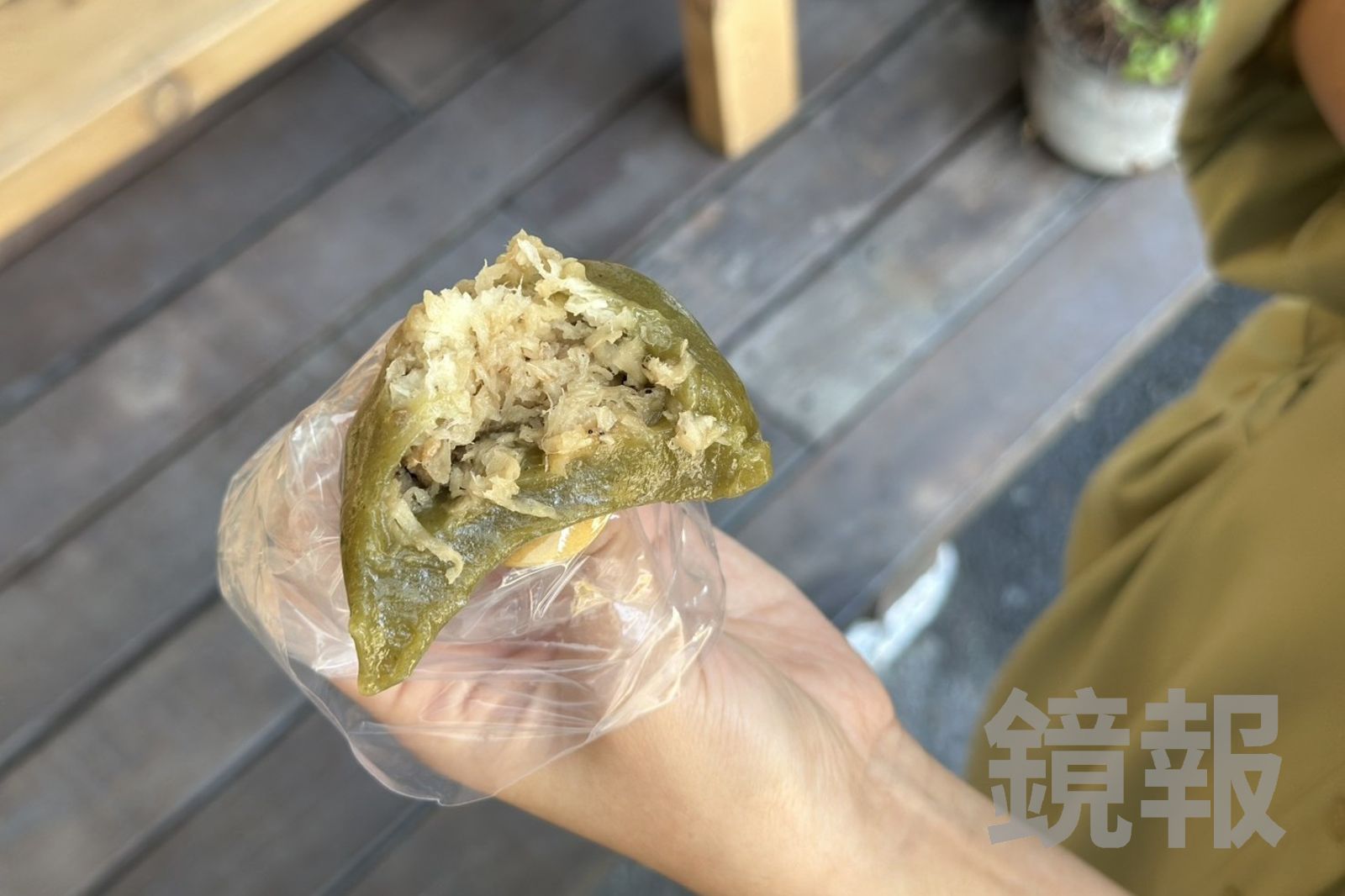 菜脯米餡鹹香不過，跟粿皮甜味相襯得宜。