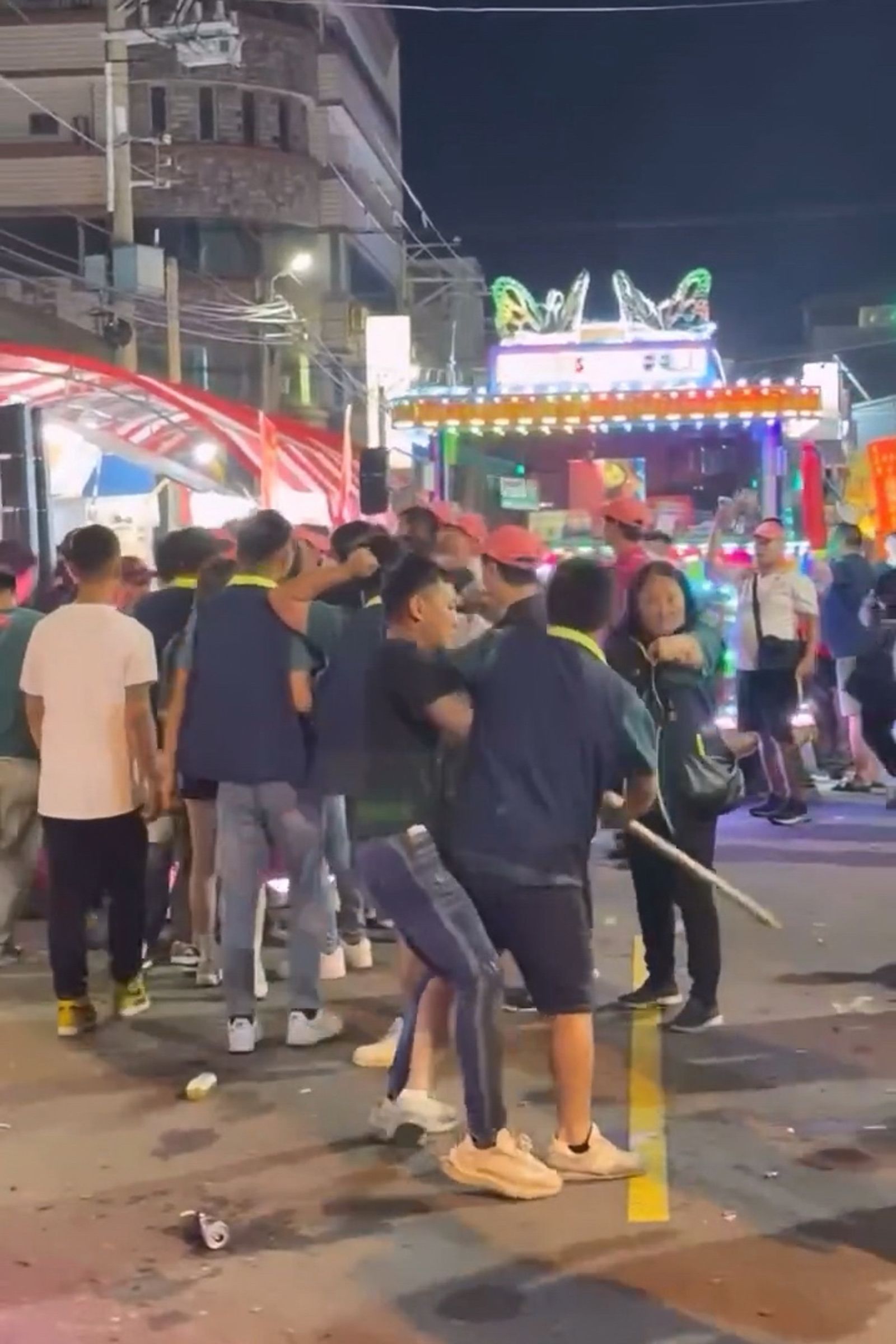 香案人員在信義路發生口角衝突，有人甚至手持棍棒想打人。翻攝threads jason81426