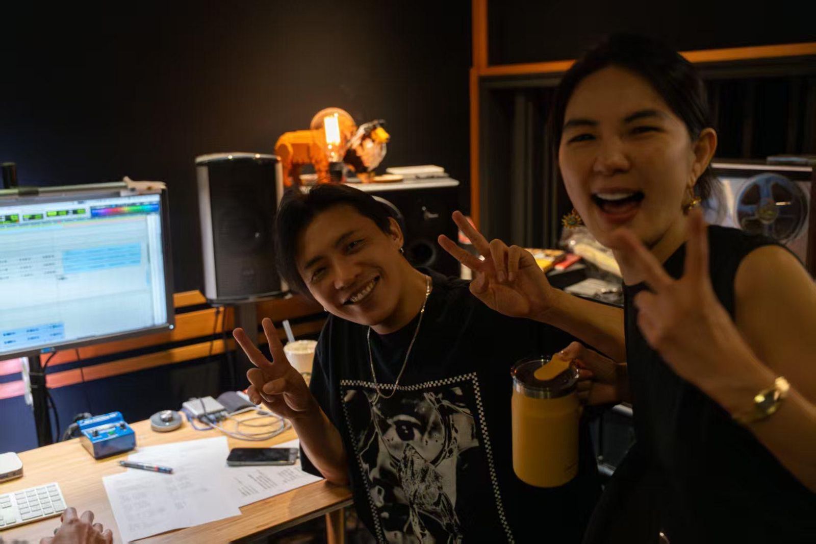 Ella陳嘉樺與製作人陳君豪討論音樂,笑稱他太忙才要自己下海寫歌。勁樺娛樂提供