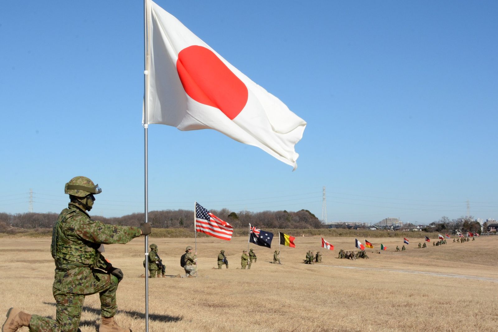 日本擁有世界上裝備最精良、預算排名全球前列的武裝力量，但在法理上，它卻不是軍隊。陸上自衛隊臉書