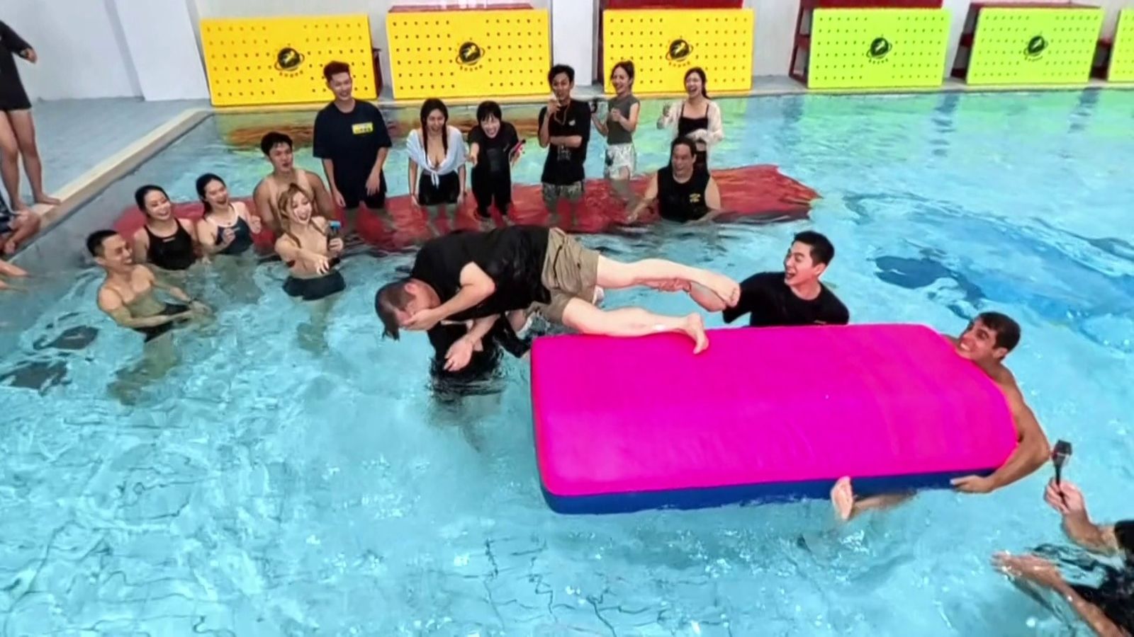 胡瓜錄影誇下海口！竟重心不穩險出事　當場重摔在他身上