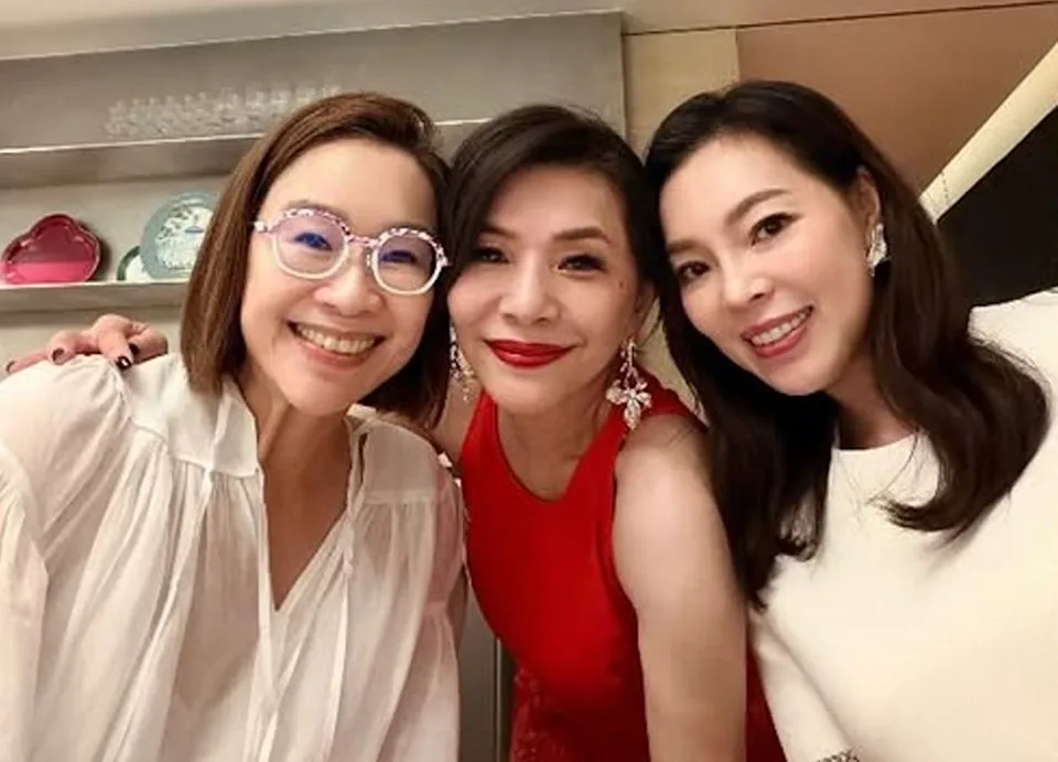 曾馨瑩「滿血復活」!陪郭台銘赴美秀破冰照 回台奔張清芳60歲壽宴燦笑合影
