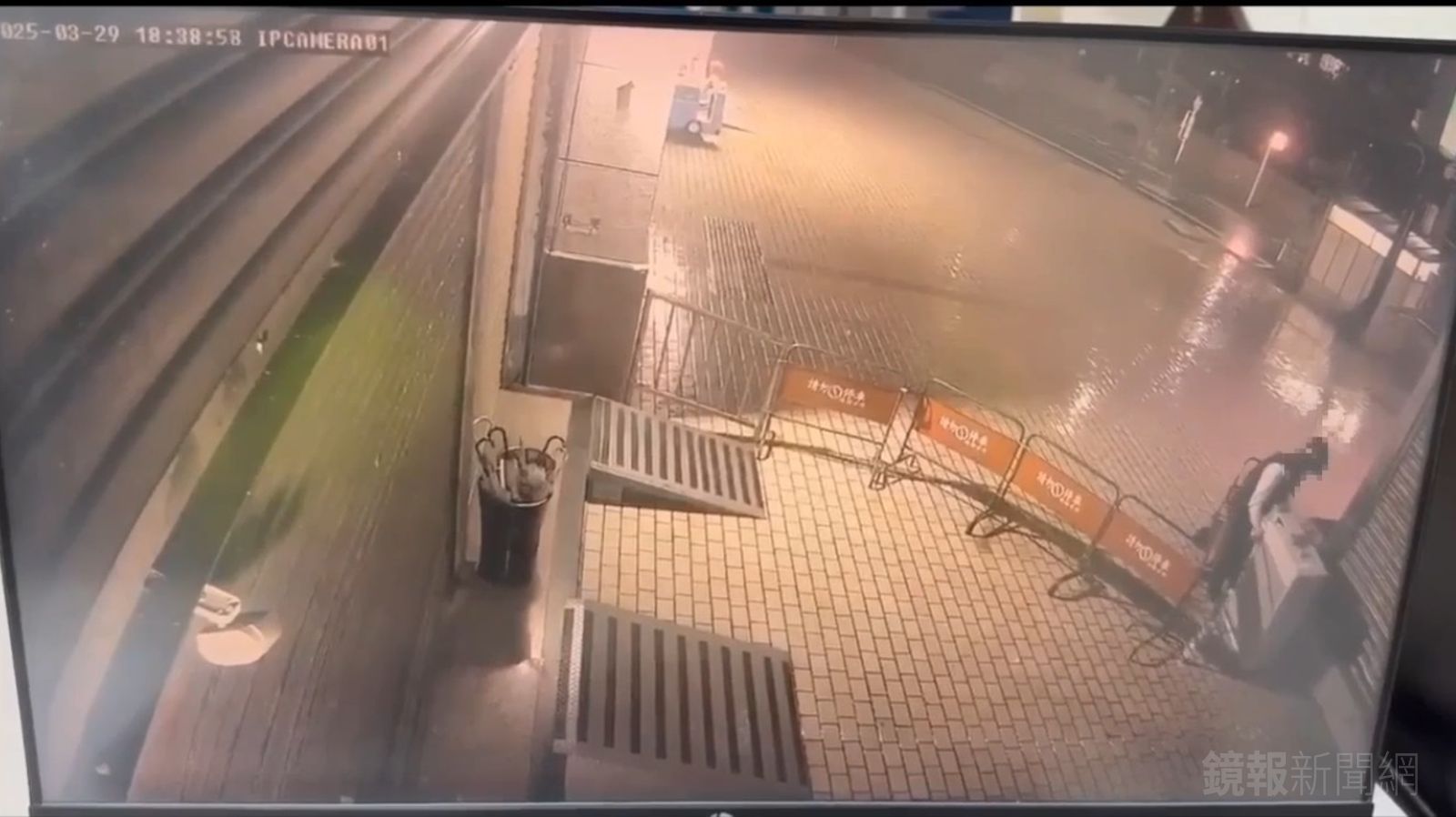 葉男先前偷竊冷氣室外機被監視器拍下。警方提供