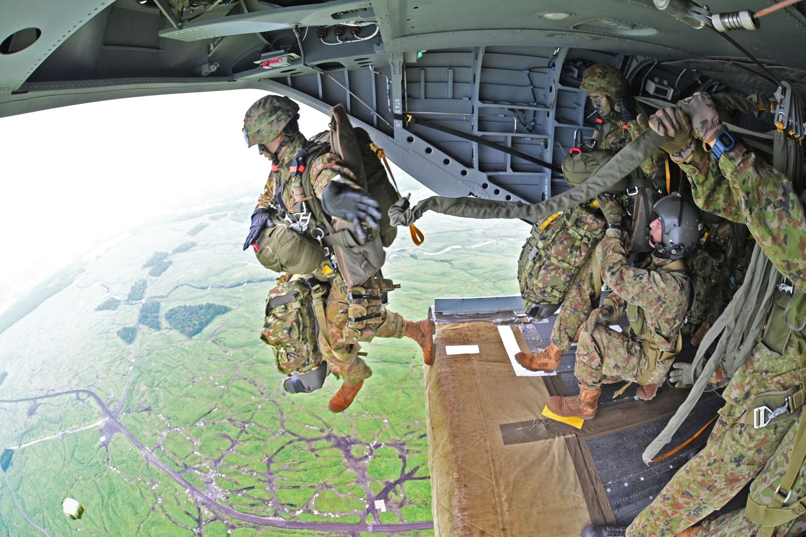 面對日本已跨越修憲門檻的歷史機遇，台灣方面不應沾沾自喜於「日本能幫忙」。陸上自衛隊臉書