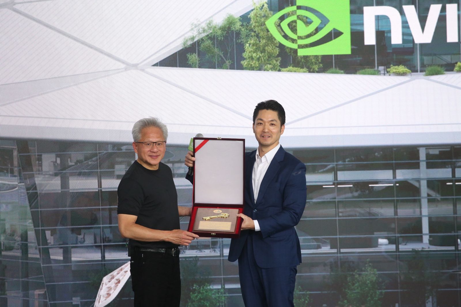 當面向蔣萬安「要電」!黃仁勳喊:「台灣需要更多能源」 曝輝達在台擴編4倍