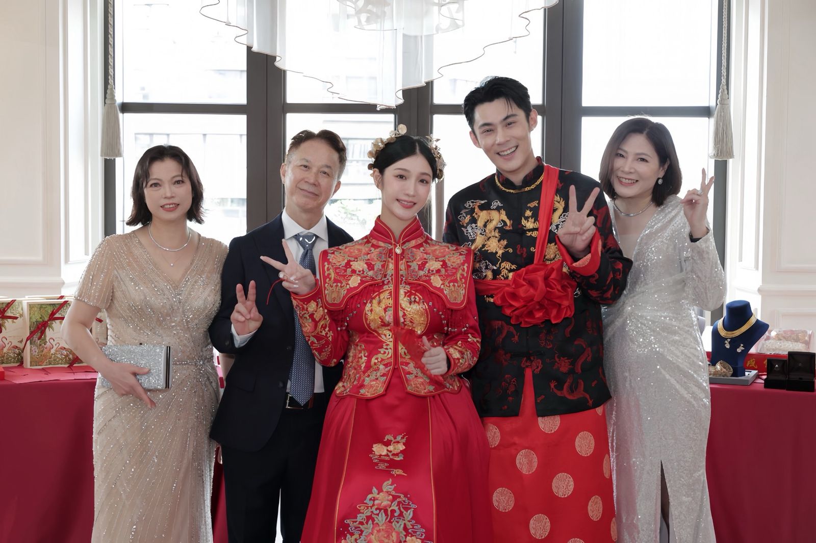 陳奕14日與女友紀曦晨完成文定儀式，左起為女方父母、紀曦晨、陳奕與陳奕媽媽。陳奕提供