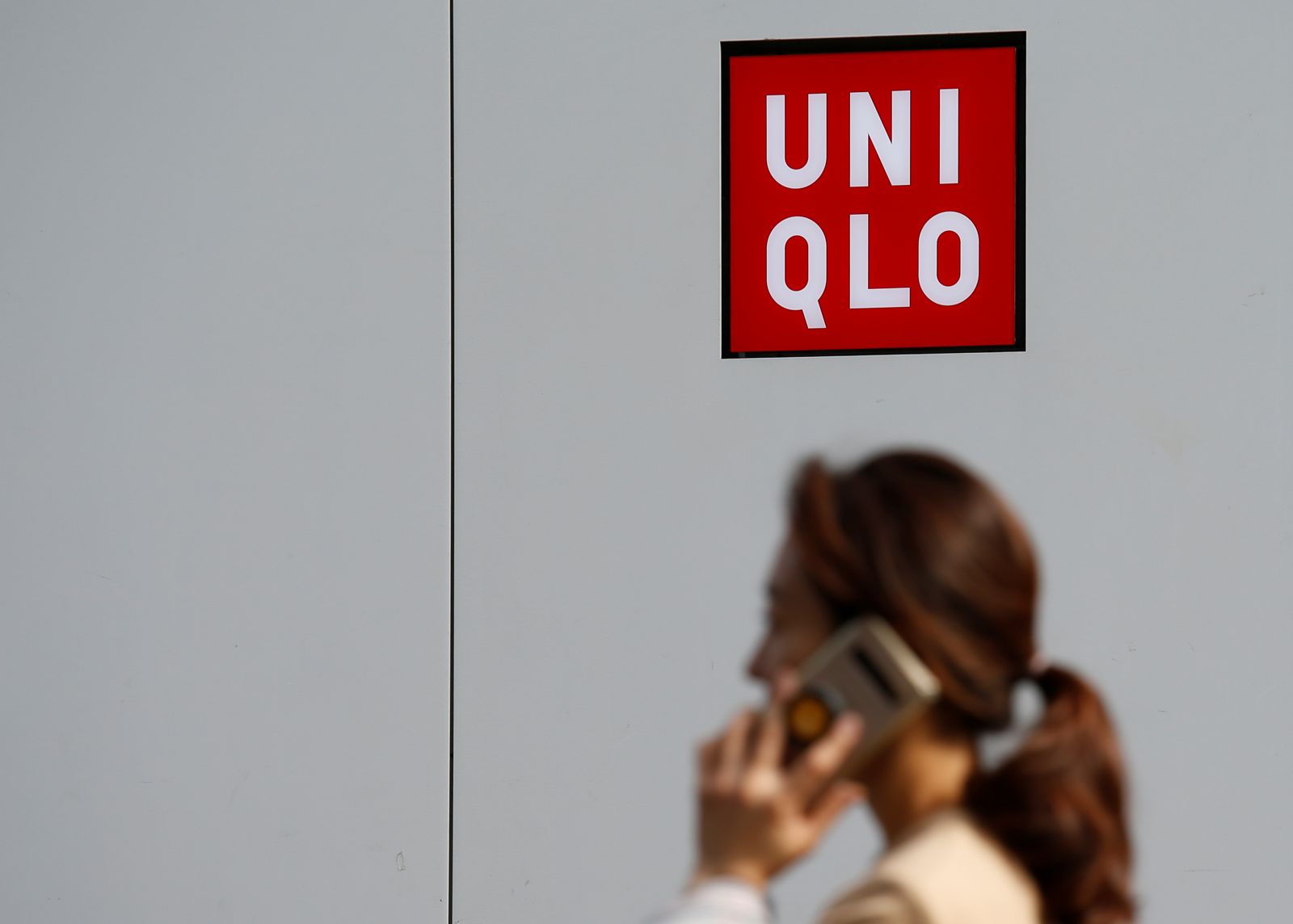 日本UNIQLO日前才傳出要在11月10日起漲價,如今突然宣布「襪子」不漲價了,引發熱議。示意圖/達志影像