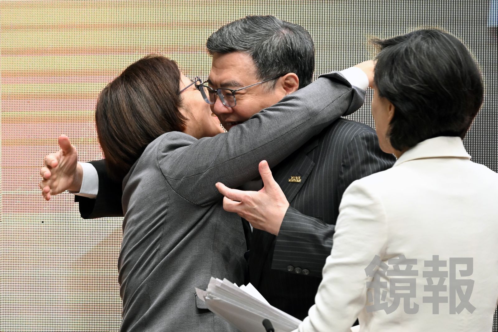 楊珍妮又哭了！坦言見到卓榮泰接機像回家　會後眾人「愛的抱抱」超溫馨